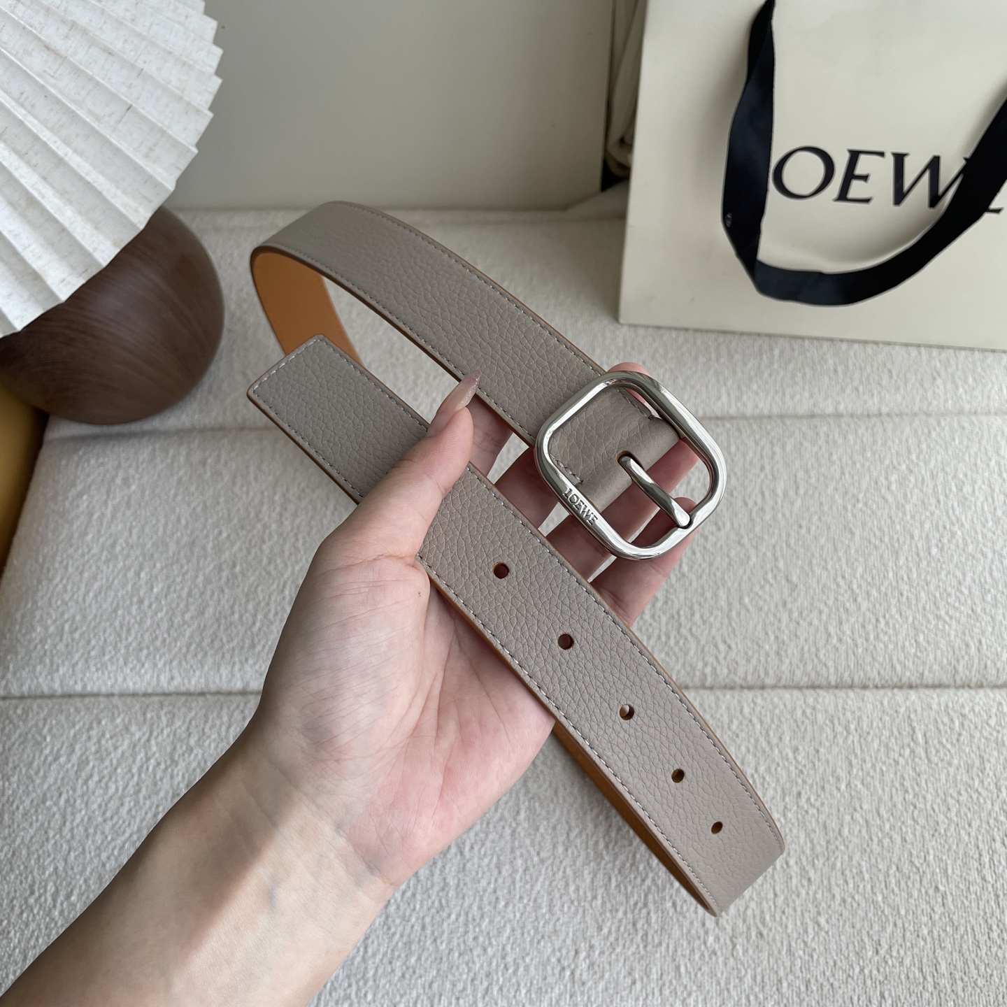   Loewe新款柔软粒面牛皮革腰带，圆形搭扣，3.2cm宽，五孔调节，镌刻LOEWE标志。颜色：粘土色