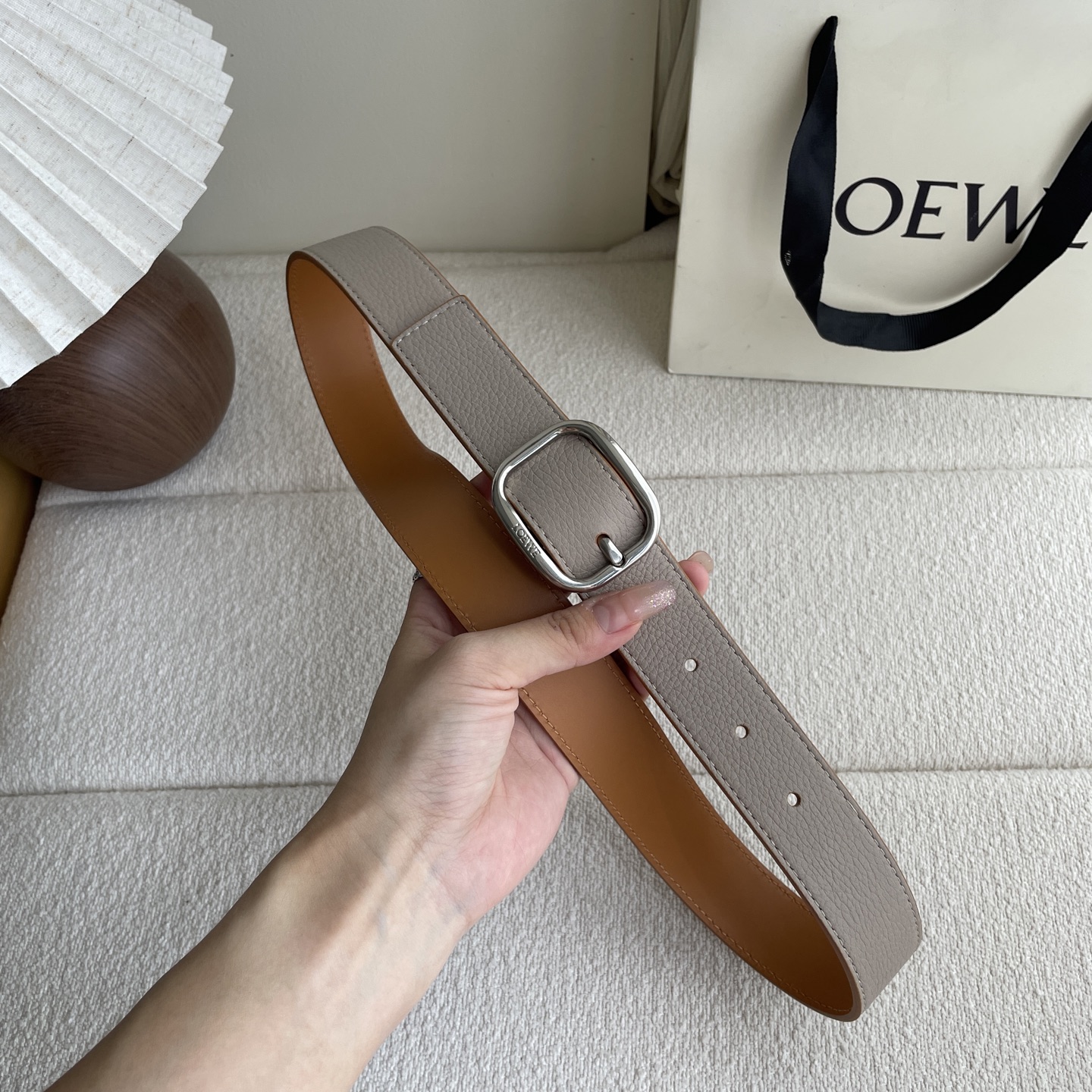   Loewe新款柔软粒面牛皮革腰带，圆形搭扣，3.2cm宽，五孔调节，镌刻LOEWE标志。颜色：粘土色