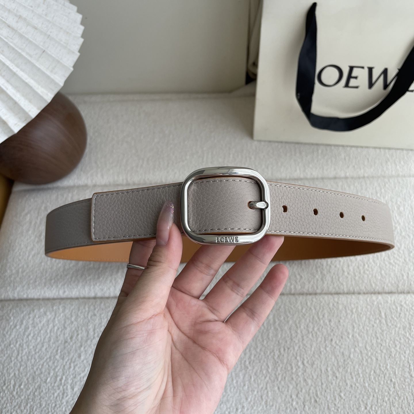   Loewe新款柔软粒面牛皮革腰带，圆形搭扣，3.2cm宽，五孔调节，镌刻LOEWE标志。颜色：粘土色
