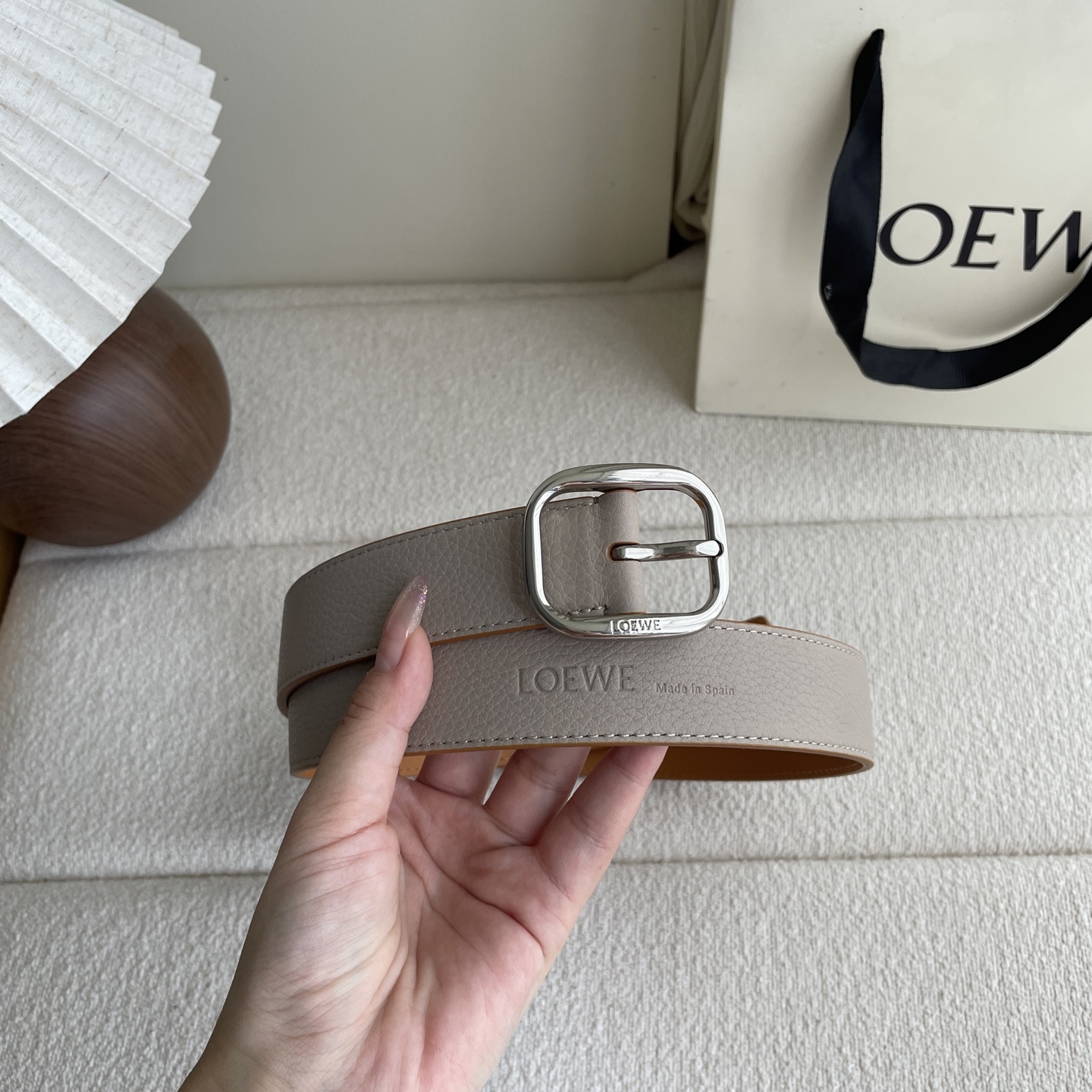   Loewe新款柔软粒面牛皮革腰带，圆形搭扣，3.2cm宽，五孔调节，镌刻LOEWE标志。颜色：粘土色