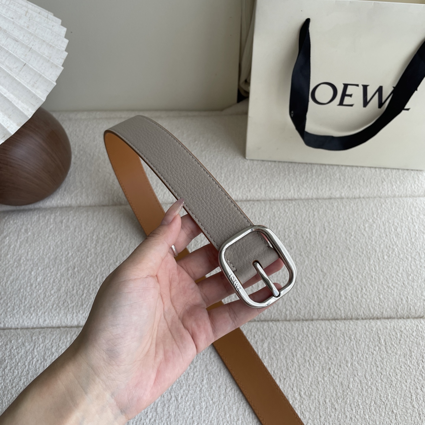   Loewe新款柔软粒面牛皮革腰带，圆形搭扣，3.2cm宽，五孔调节，镌刻LOEWE标志。颜色：粘土色