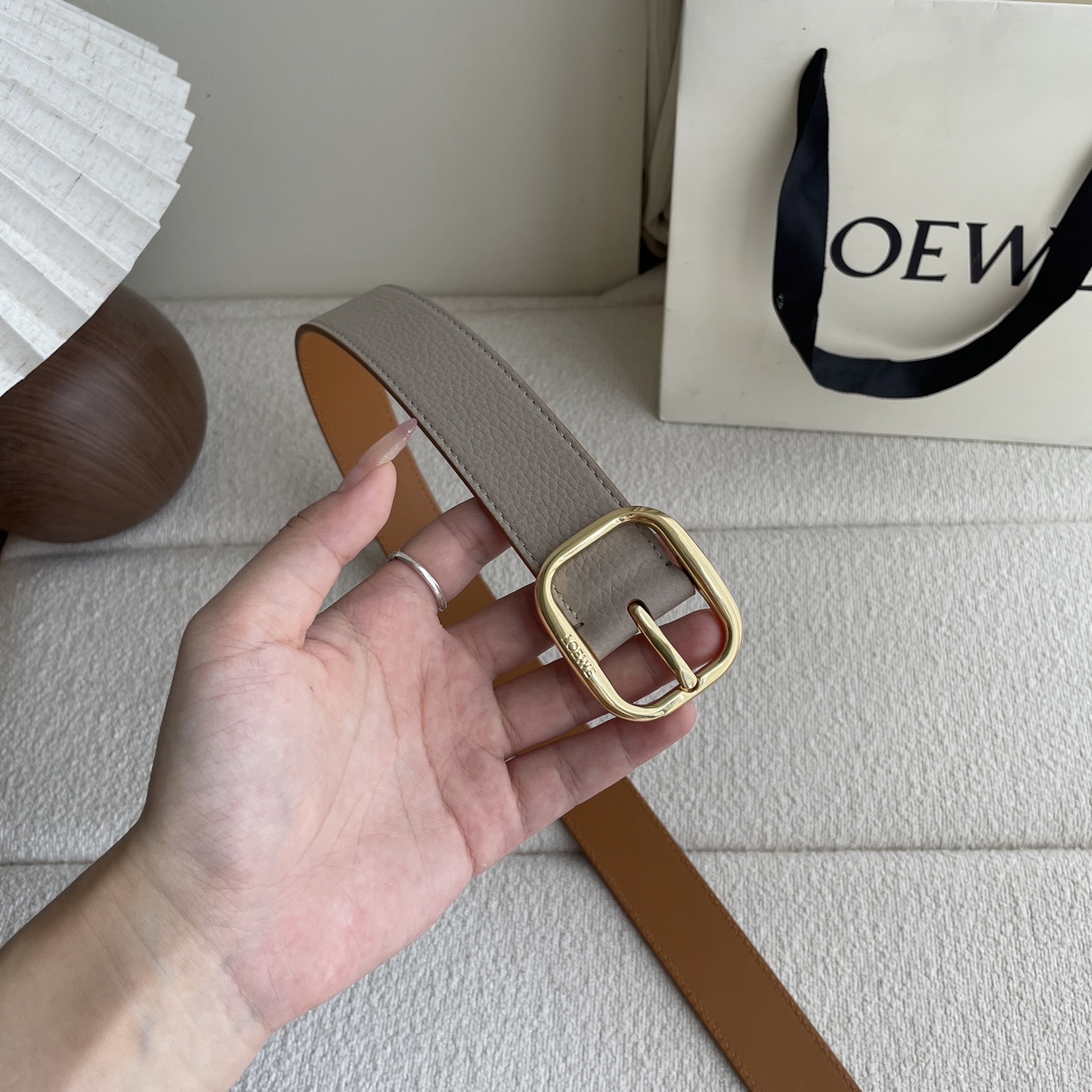   Loewe新款柔软粒面牛皮革腰带，圆形搭扣，3.2cm宽，五孔调节，镌刻LOEWE标志。颜色：粘土色