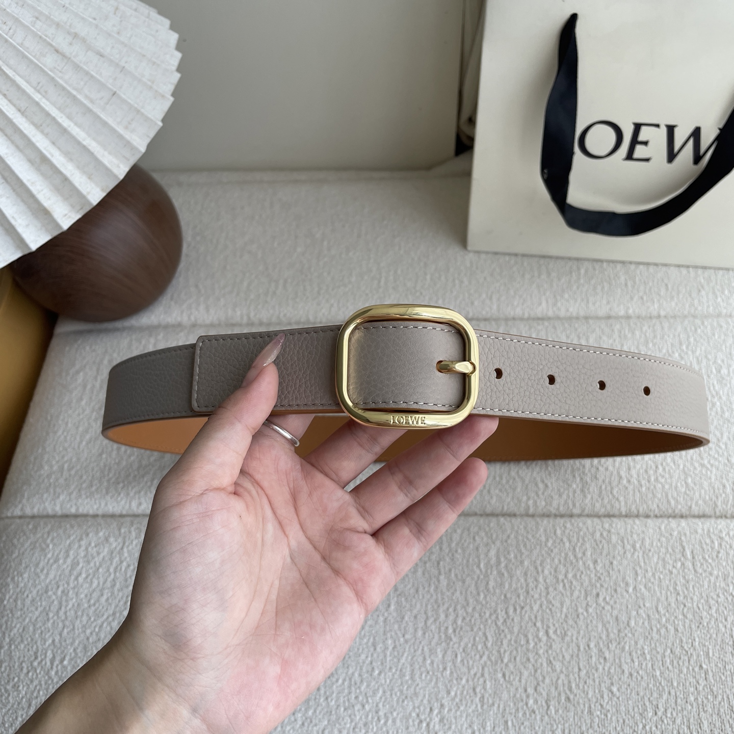   Loewe新款柔软粒面牛皮革腰带，圆形搭扣，3.2cm宽，五孔调节，镌刻LOEWE标志。颜色：粘土色