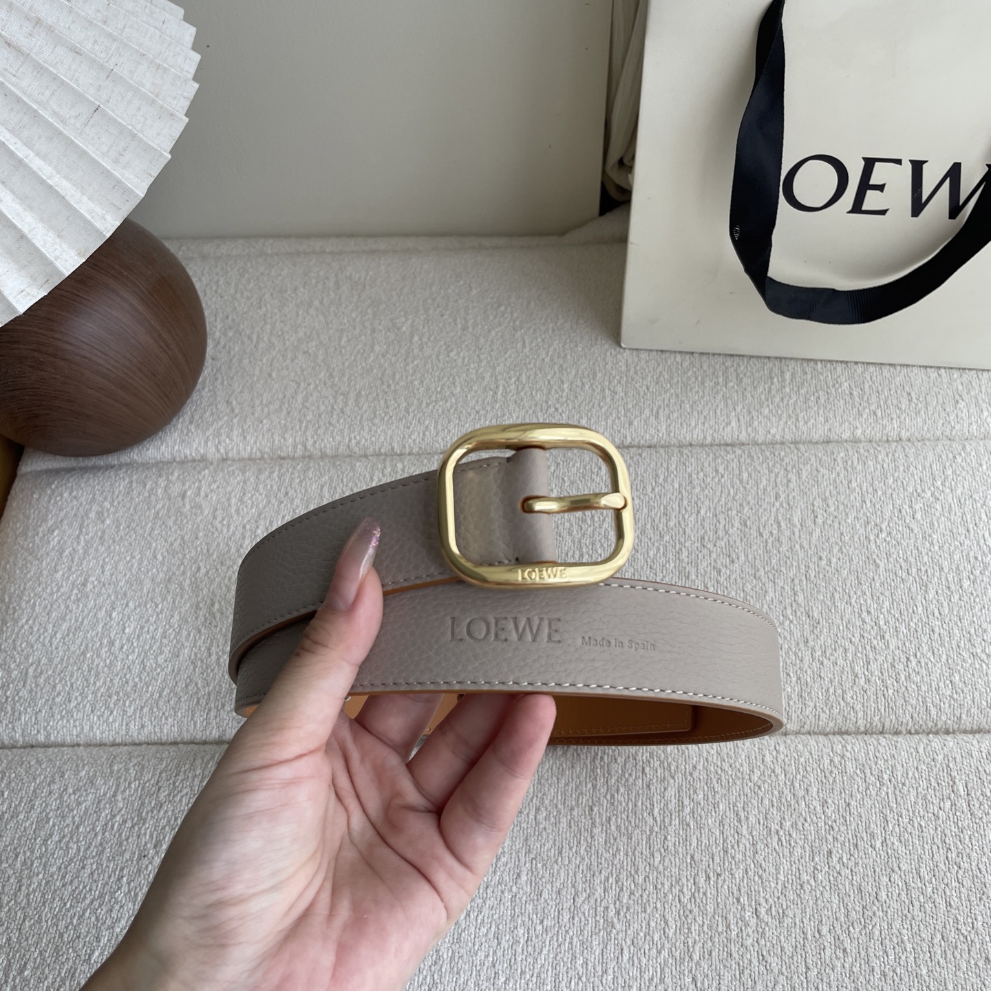   Loewe新款柔软粒面牛皮革腰带，圆形搭扣，3.2cm宽，五孔调节，镌刻LOEWE标志。颜色：粘土色