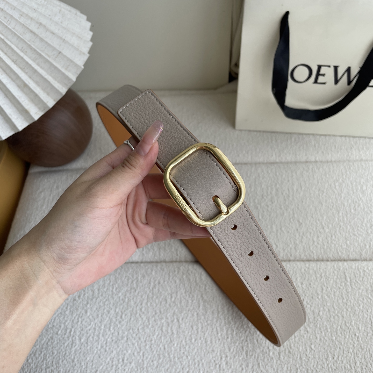   Loewe新款柔软粒面牛皮革腰带，圆形搭扣，3.2cm宽，五孔调节，镌刻LOEWE标志。颜色：粘土色