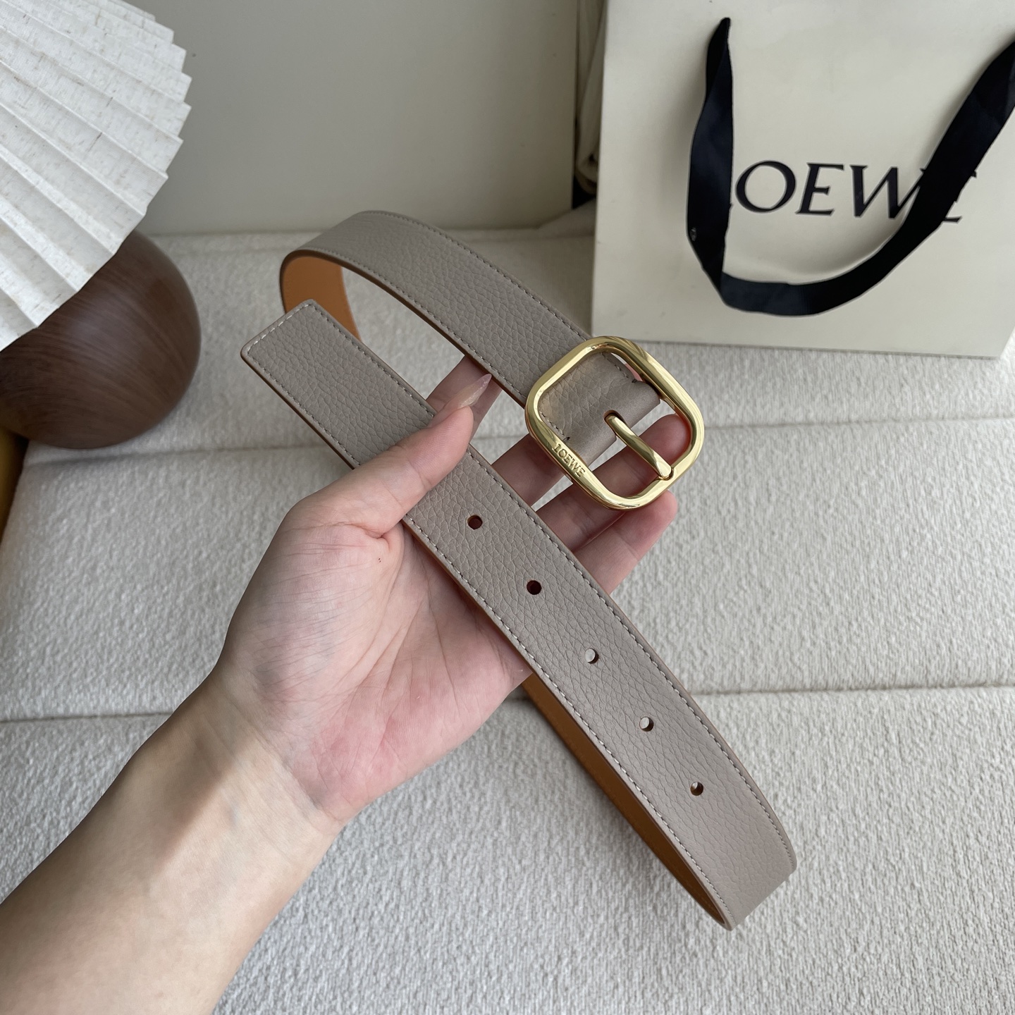   Loewe新款柔软粒面牛皮革腰带，圆形搭扣，3.2cm宽，五孔调节，镌刻LOEWE标志。颜色：粘土色
