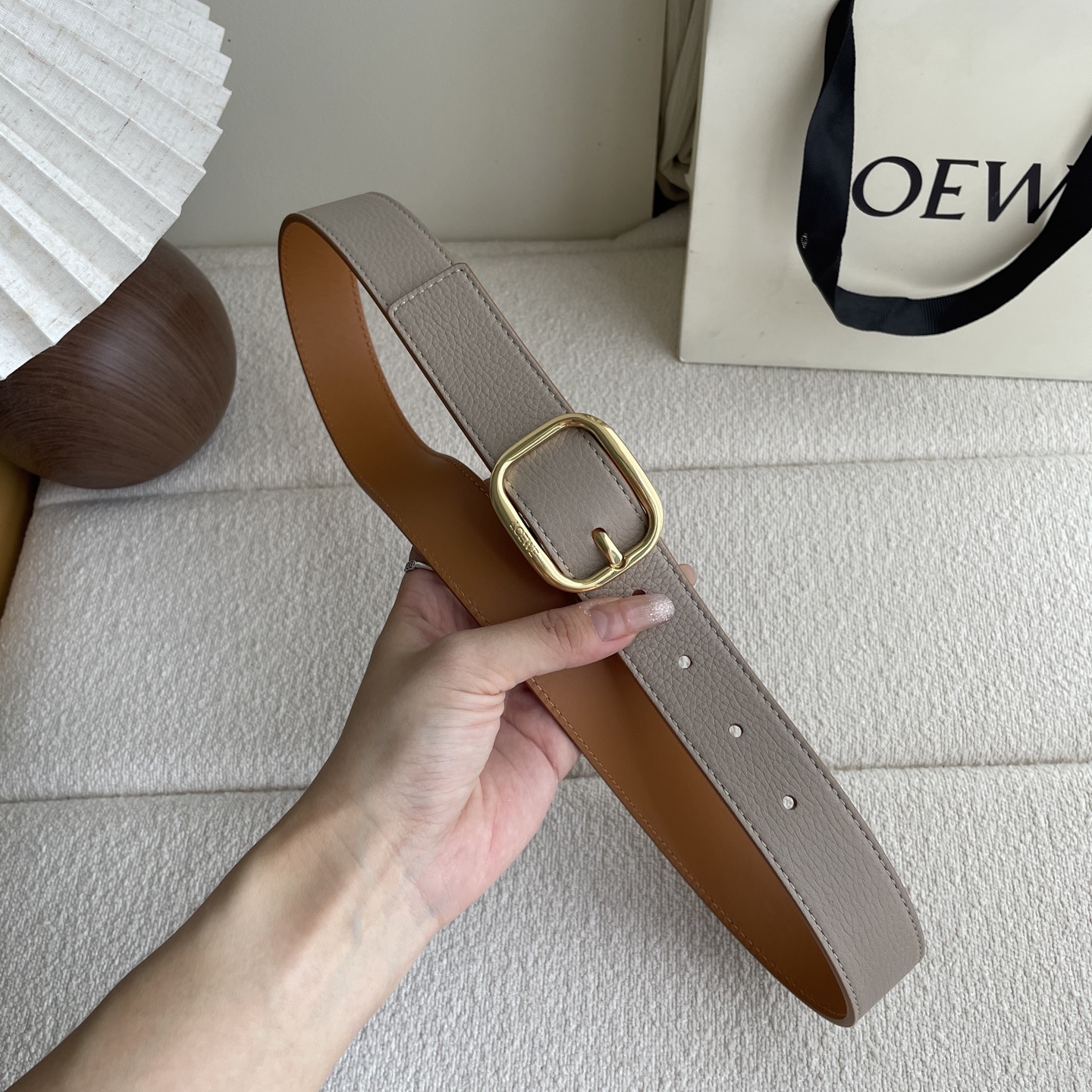  Loewe新款柔软粒面牛皮革腰带，圆形搭扣，3.2cm宽，五孔调节，镌刻LOEWE标志。颜色：粘土色