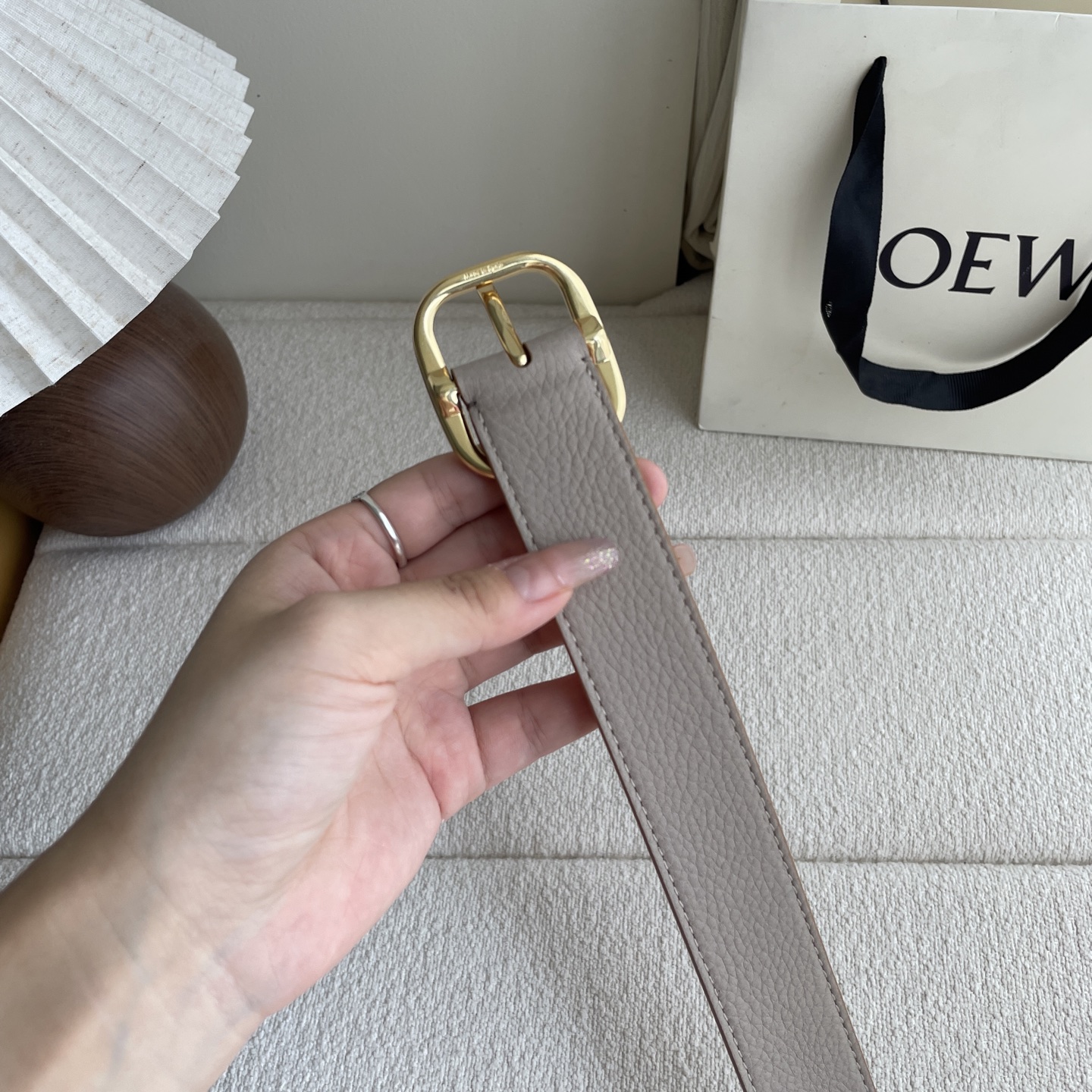   Loewe新款柔软粒面牛皮革腰带，圆形搭扣，3.2cm宽，五孔调节，镌刻LOEWE标志。颜色：粘土色