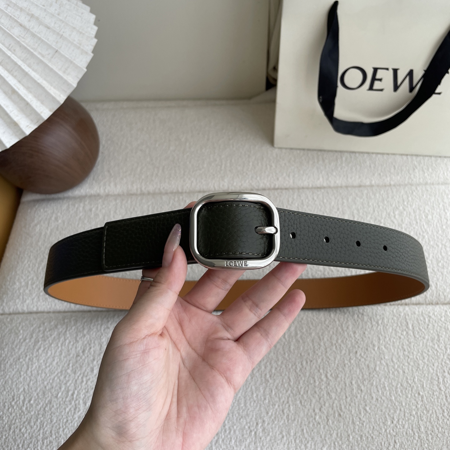   Loewe新款柔软粒面牛皮革腰带，圆形搭扣，3.2cm宽，五孔调节，镌刻LOEWE标志。颜色：苔原绿