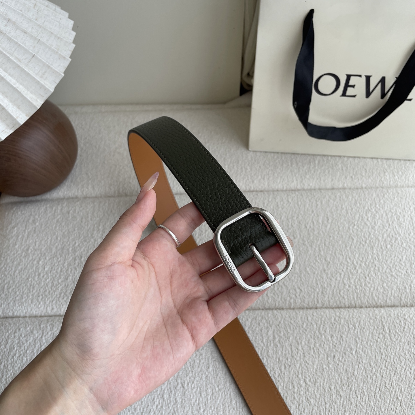   Loewe新款柔软粒面牛皮革腰带，圆形搭扣，3.2cm宽，五孔调节，镌刻LOEWE标志。颜色：苔原绿