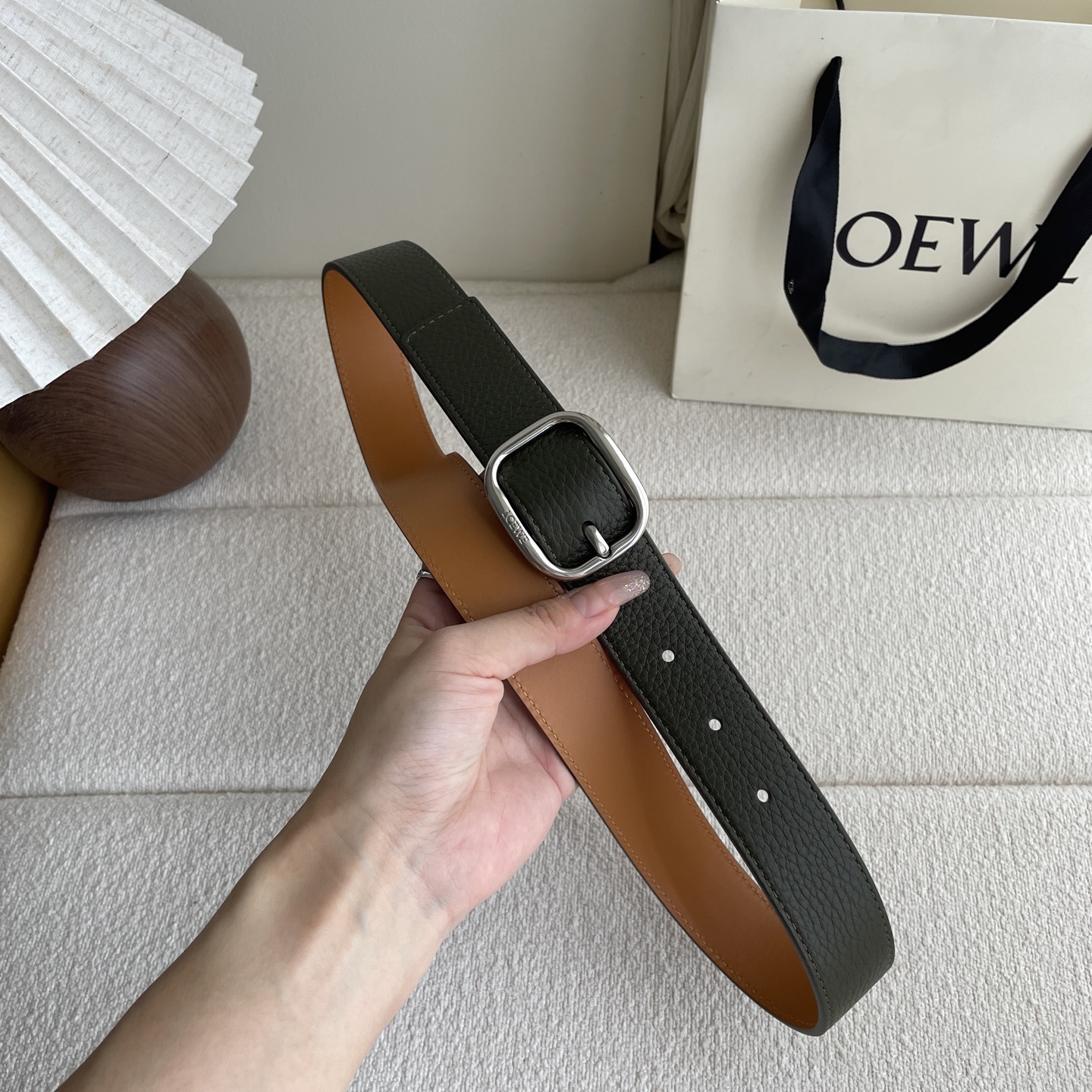   Loewe新款柔软粒面牛皮革腰带，圆形搭扣，3.2cm宽，五孔调节，镌刻LOEWE标志。颜色：苔原绿