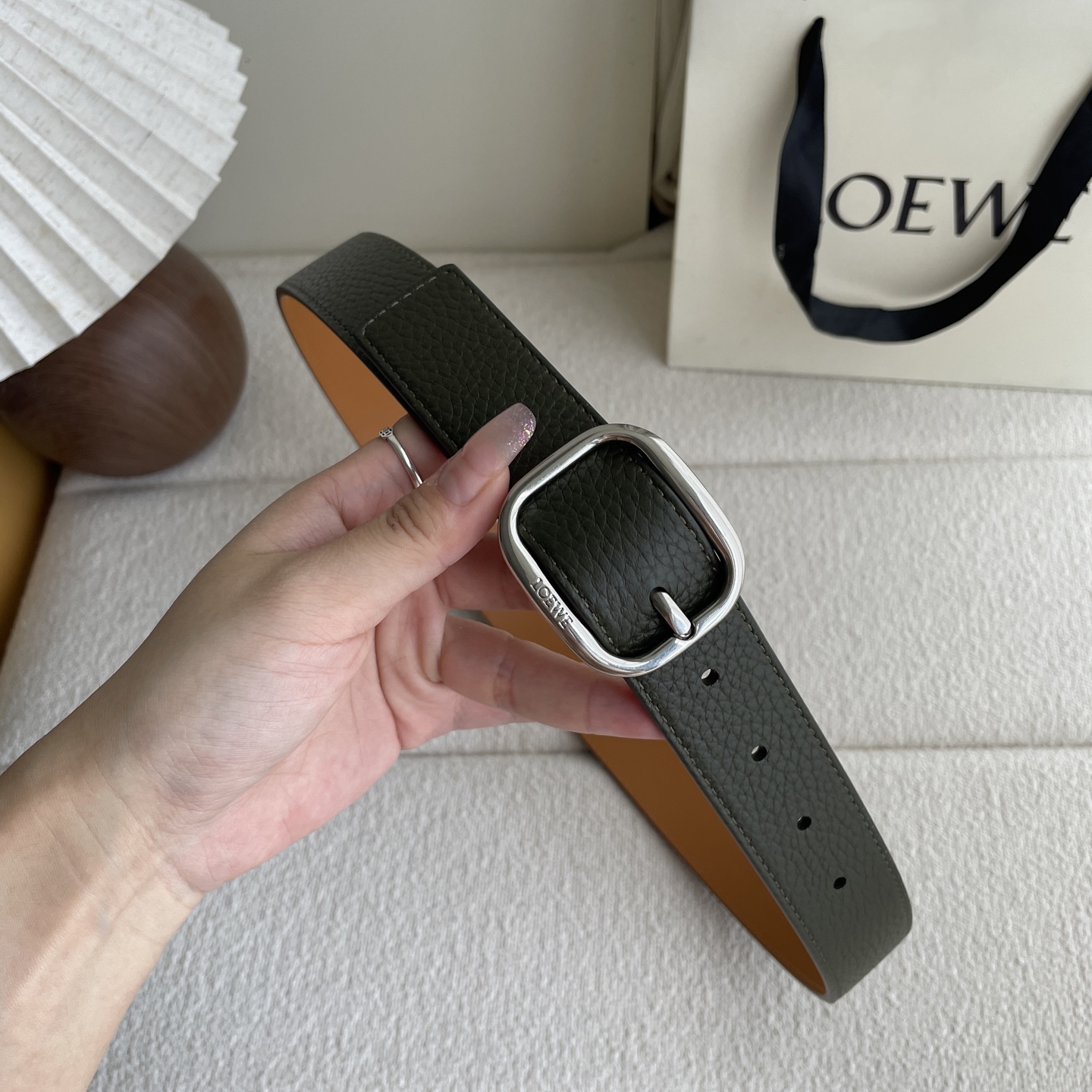   Loewe新款柔软粒面牛皮革腰带，圆形搭扣，3.2cm宽，五孔调节，镌刻LOEWE标志。颜色：苔原绿