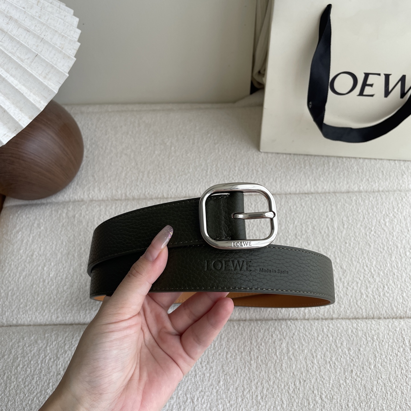   Loewe新款柔软粒面牛皮革腰带，圆形搭扣，3.2cm宽，五孔调节，镌刻LOEWE标志。颜色：苔原绿