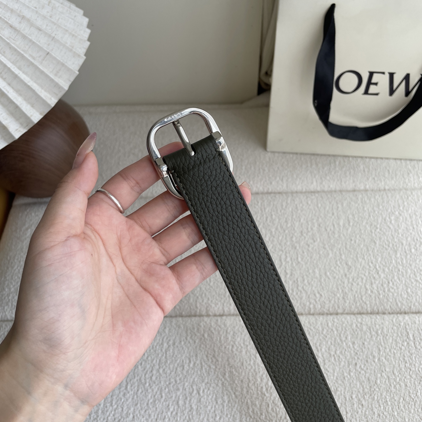   Loewe新款柔软粒面牛皮革腰带，圆形搭扣，3.2cm宽，五孔调节，镌刻LOEWE标志。颜色：苔原绿