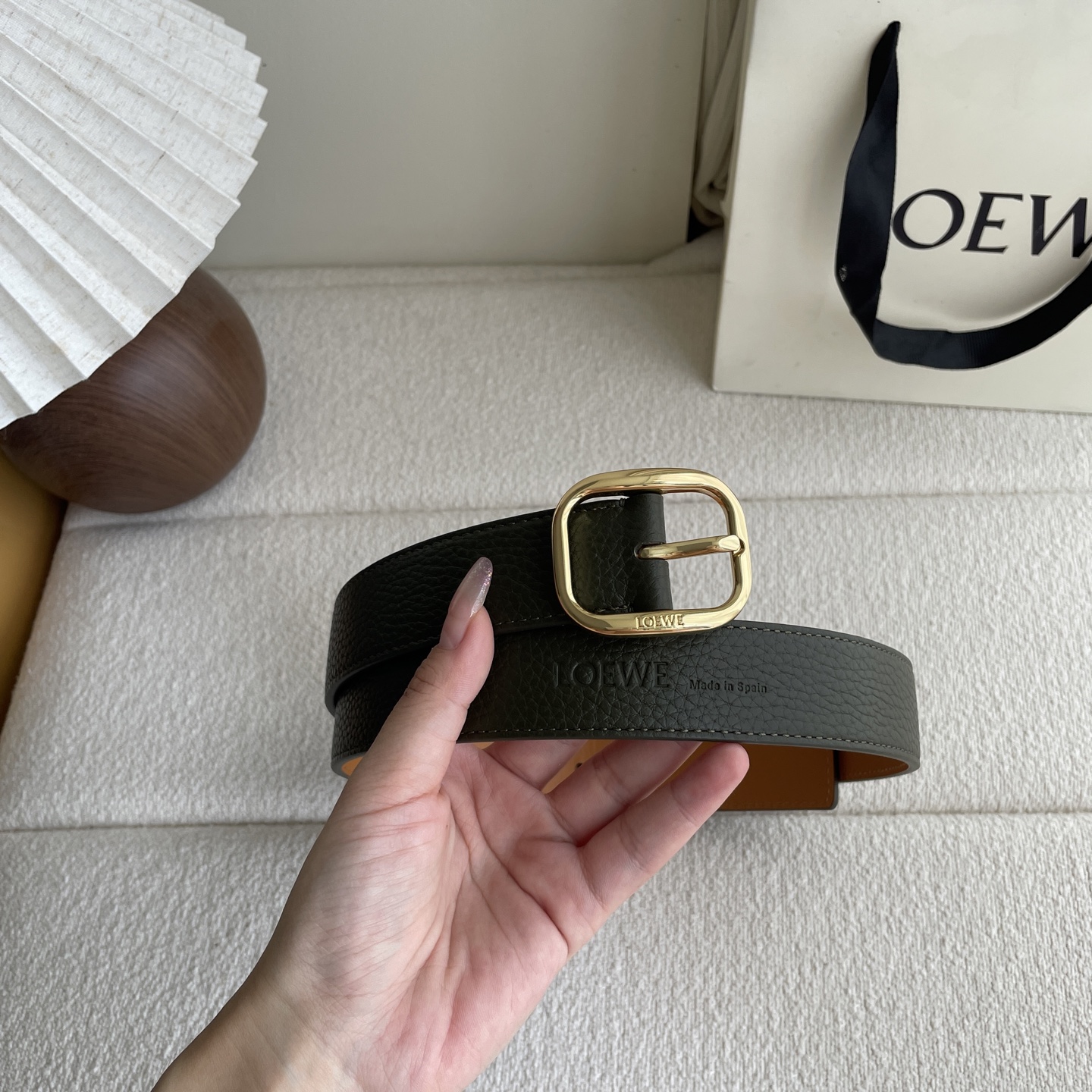  Loewe新款柔软粒面牛皮革腰带，圆形搭扣，3.2cm宽，五孔调节，镌刻LOEWE标志。颜色：苔原绿