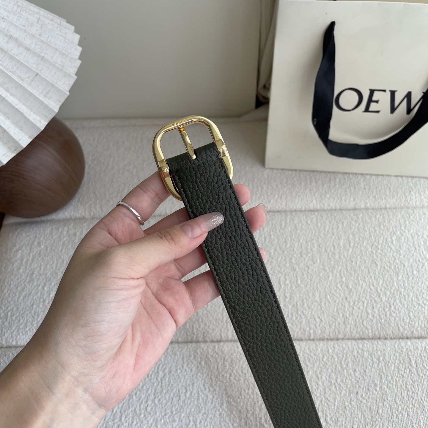   Loewe新款柔软粒面牛皮革腰带，圆形搭扣，3.2cm宽，五孔调节，镌刻LOEWE标志。颜色：苔原绿