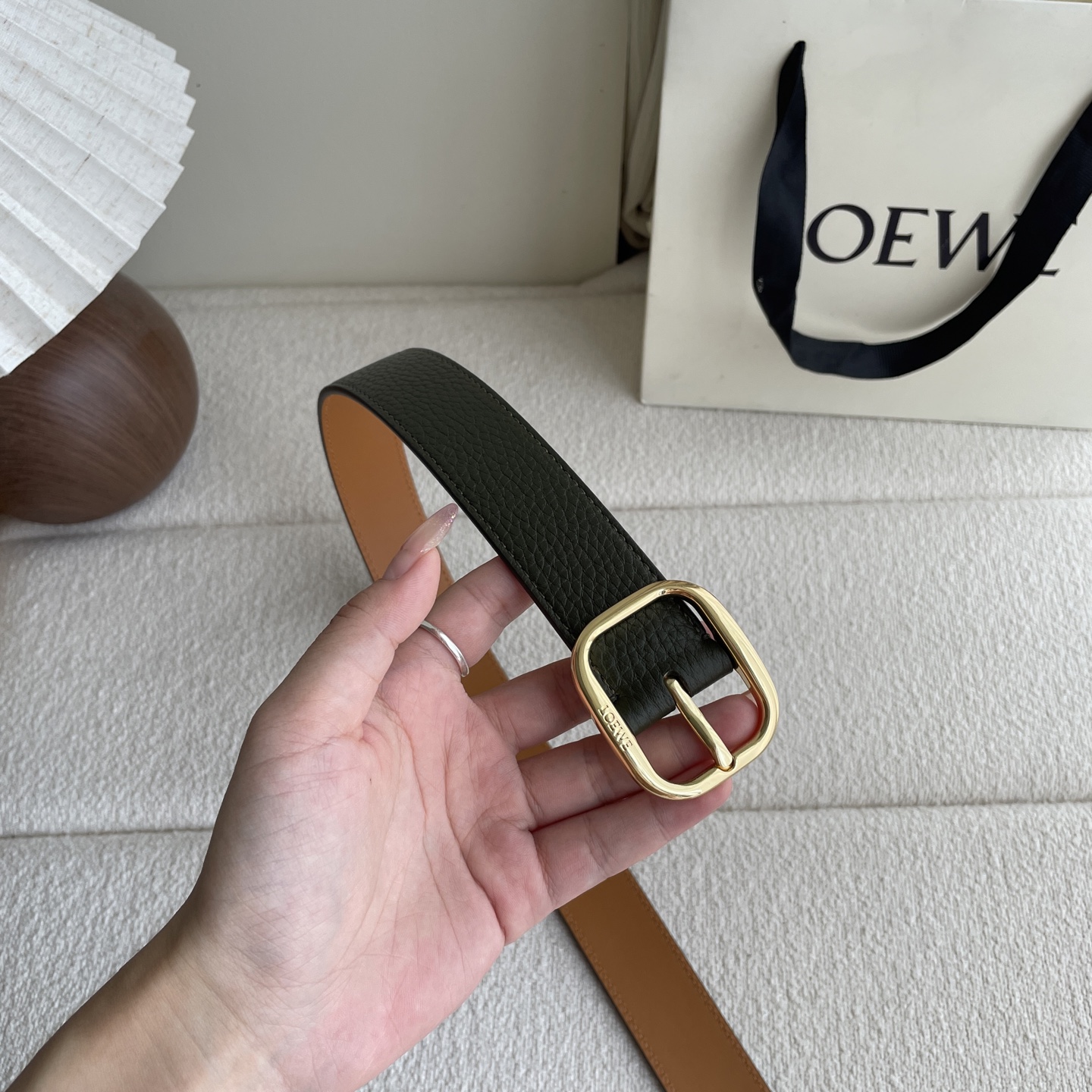   Loewe新款柔软粒面牛皮革腰带，圆形搭扣，3.2cm宽，五孔调节，镌刻LOEWE标志。颜色：苔原绿