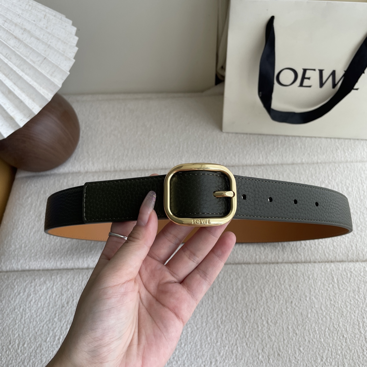  Loewe新款柔软粒面牛皮革腰带，圆形搭扣，3.2cm宽，五孔调节，镌刻LOEWE标志。颜色：苔原绿