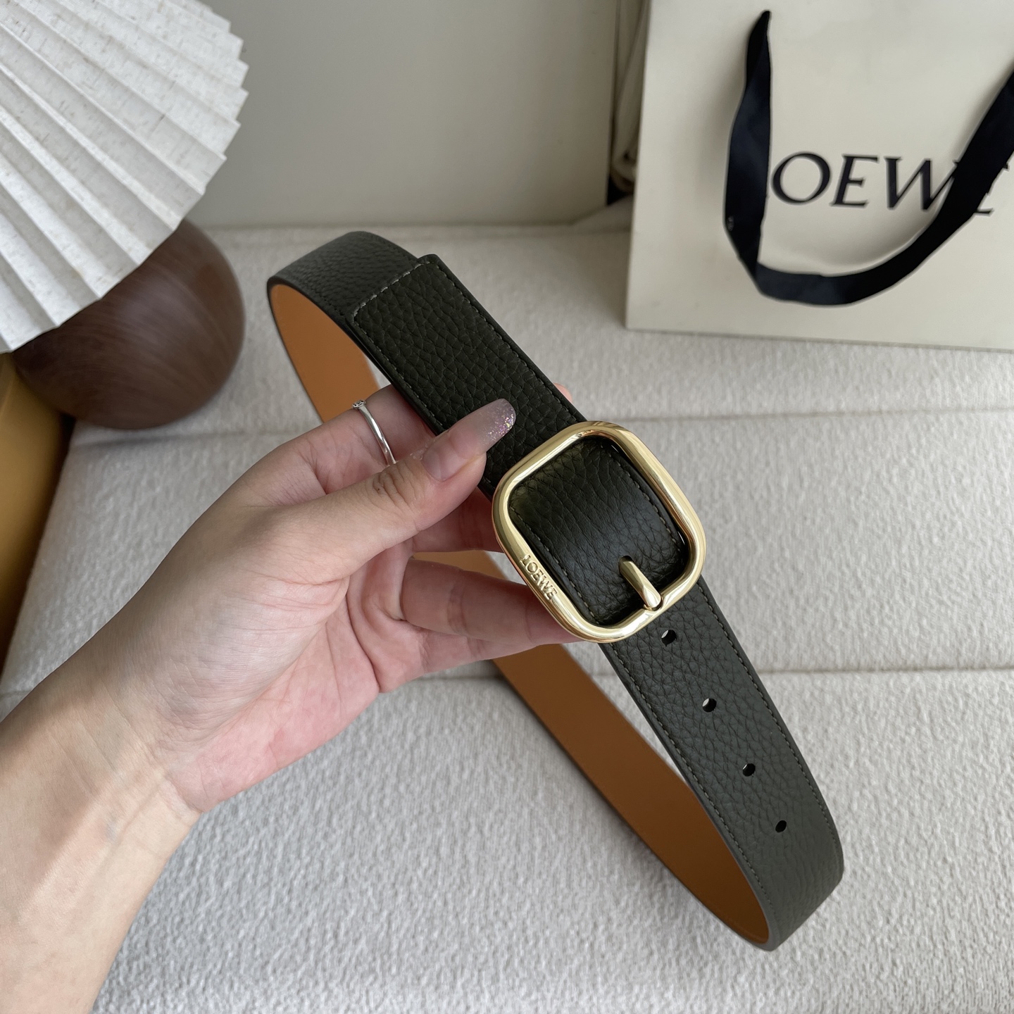   Loewe新款柔软粒面牛皮革腰带，圆形搭扣，3.2cm宽，五孔调节，镌刻LOEWE标志。颜色：苔原绿