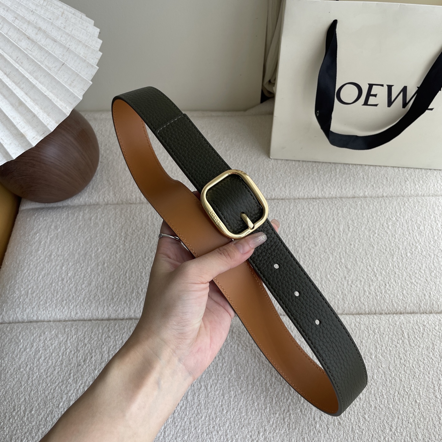   Loewe新款柔软粒面牛皮革腰带，圆形搭扣，3.2cm宽，五孔调节，镌刻LOEWE标志。颜色：苔原绿