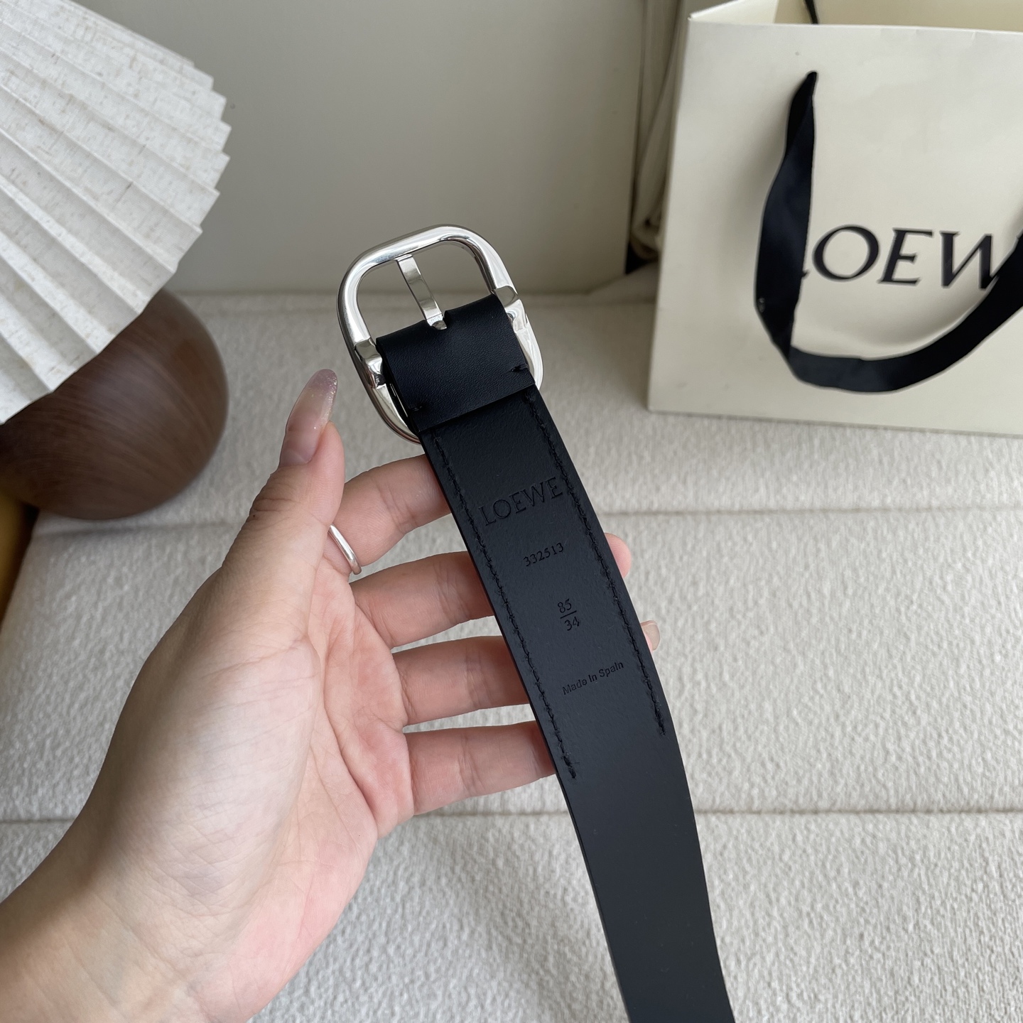   Loewe新款植鞣牛皮革柔软腰带，皮革经过处理，会自然老化并随着时间展现岁月光泽。圆形搭扣，3.2c