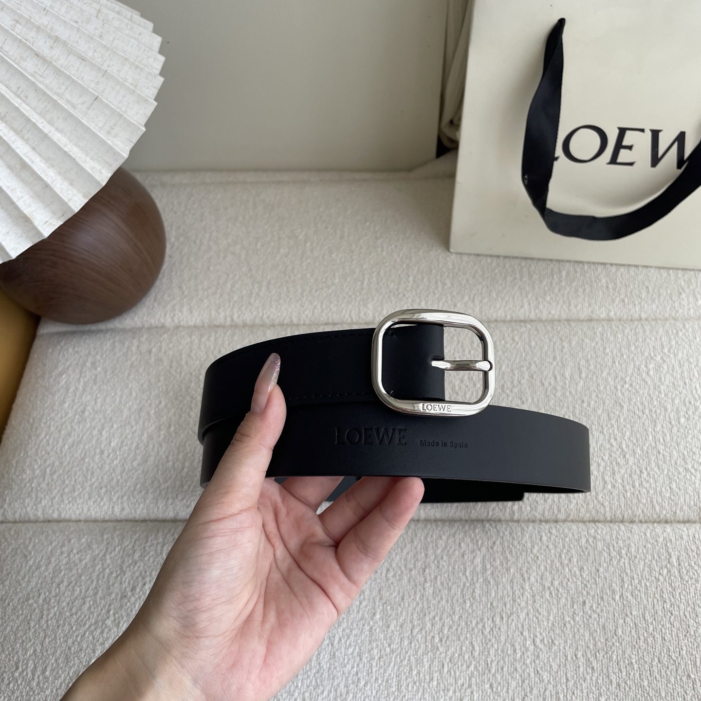   Loewe新款植鞣牛皮革柔软腰带，皮革经过处理，会自然老化并随着时间展现岁月光泽。圆形搭扣，3.2c