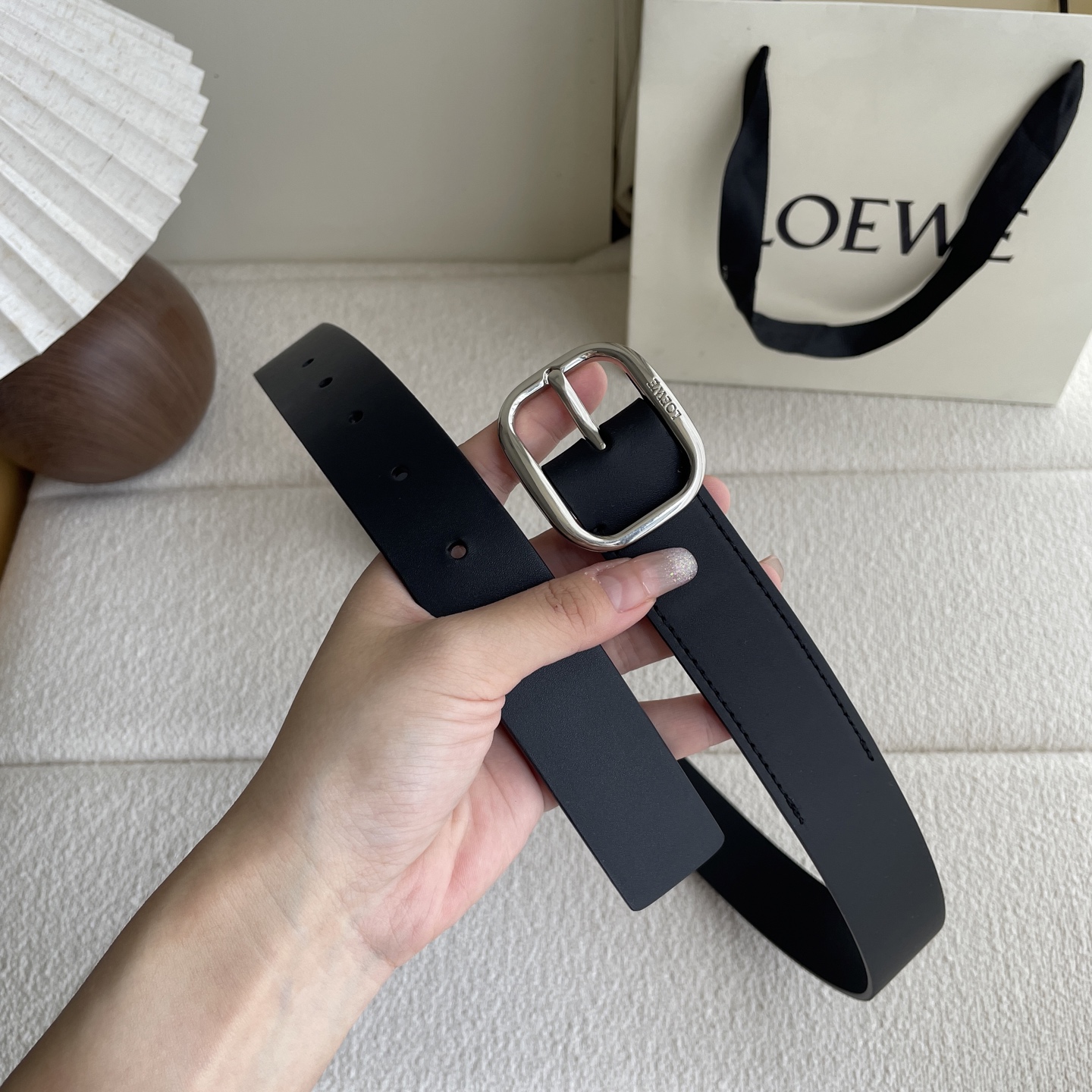   Loewe新款植鞣牛皮革柔软腰带，皮革经过处理，会自然老化并随着时间展现岁月光泽。圆形搭扣，3.2c