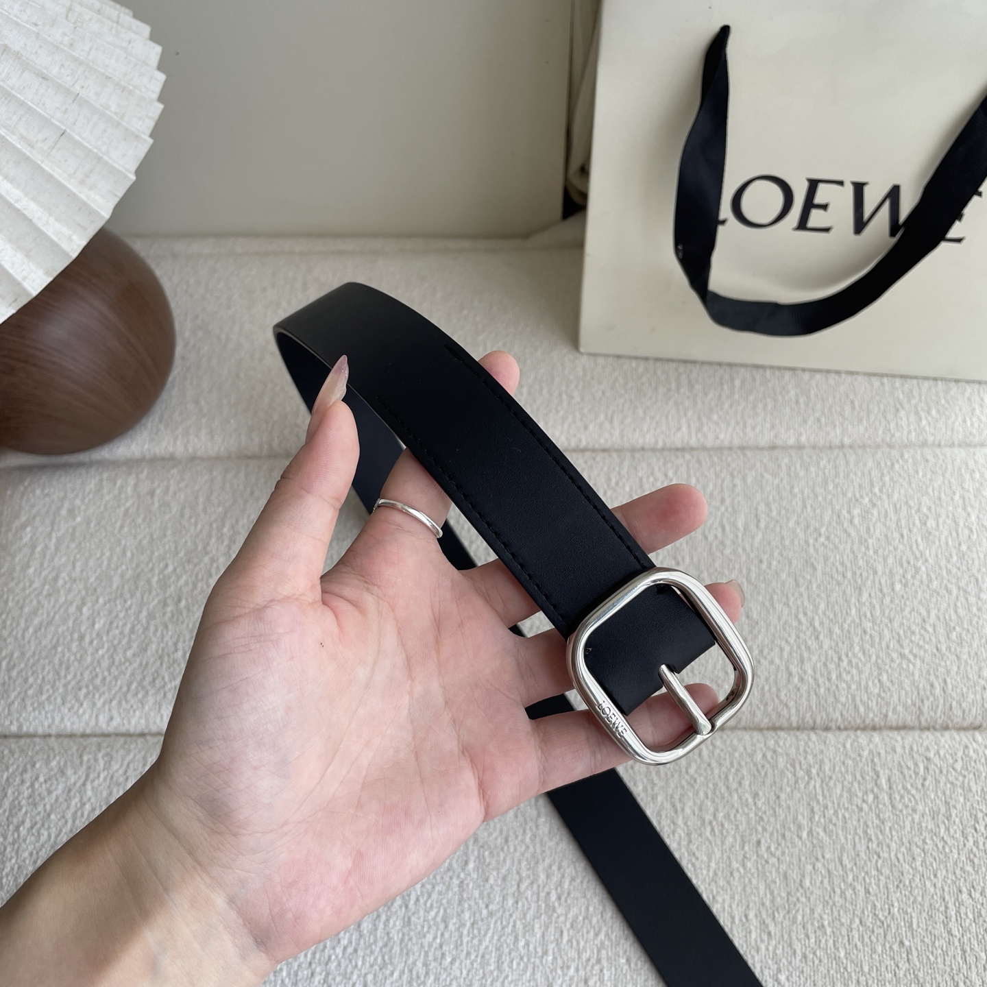   Loewe新款植鞣牛皮革柔软腰带，皮革经过处理，会自然老化并随着时间展现岁月光泽。圆形搭扣，3.2c