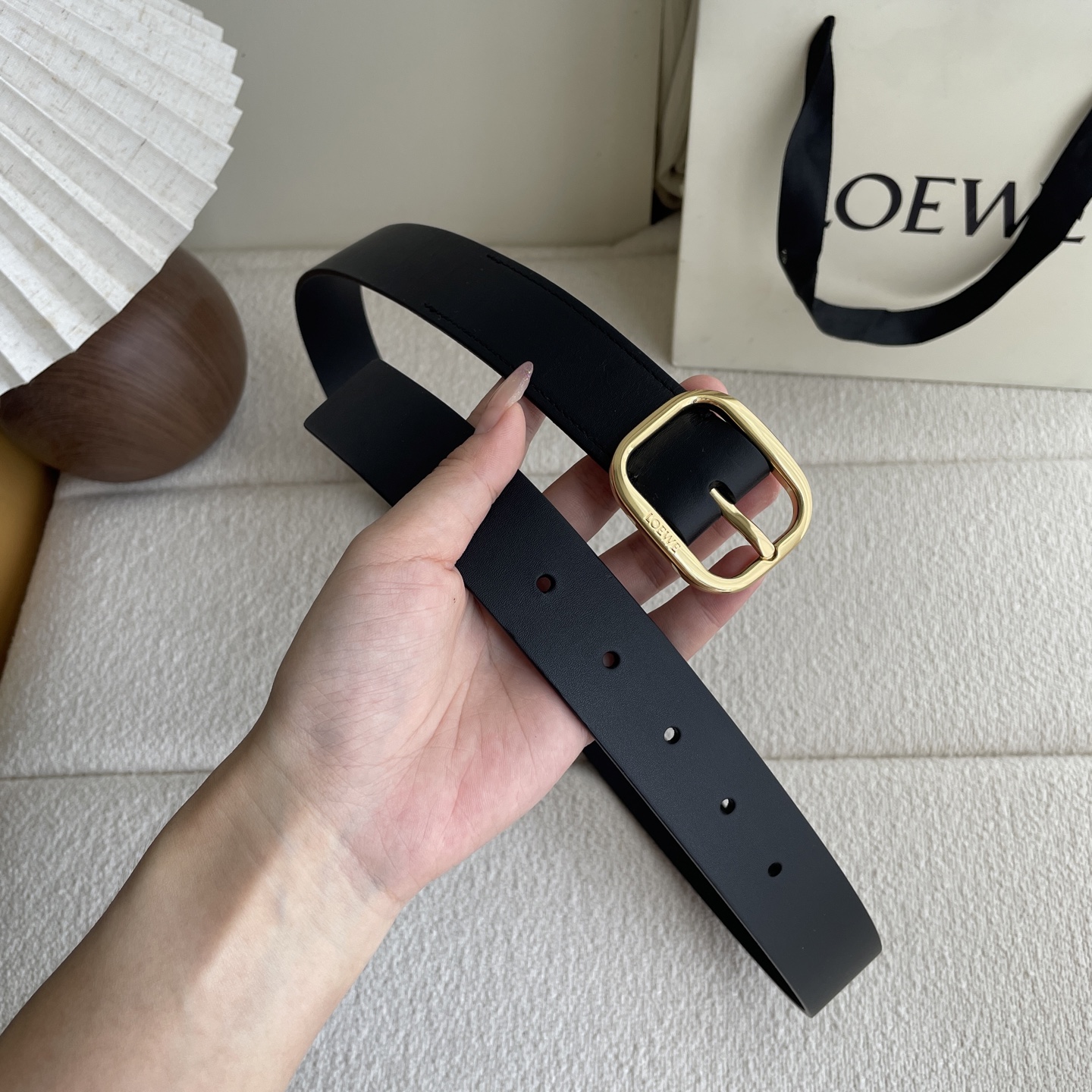   Loewe新款植鞣牛皮革柔软腰带，皮革经过处理，会自然老化并随着时间展现岁月光泽。圆形搭扣，3.2c