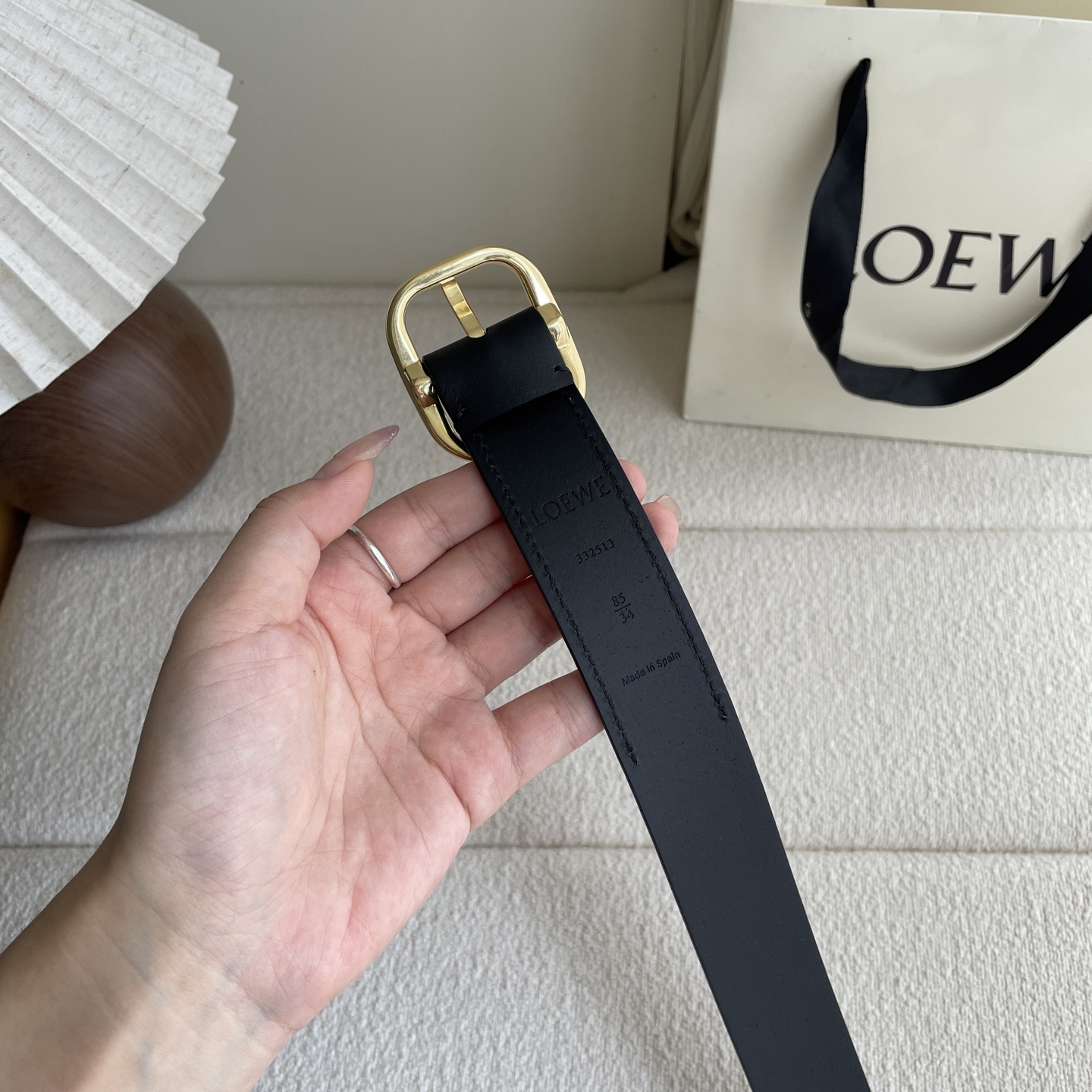   Loewe新款植鞣牛皮革柔软腰带，皮革经过处理，会自然老化并随着时间展现岁月光泽。圆形搭扣，3.2c