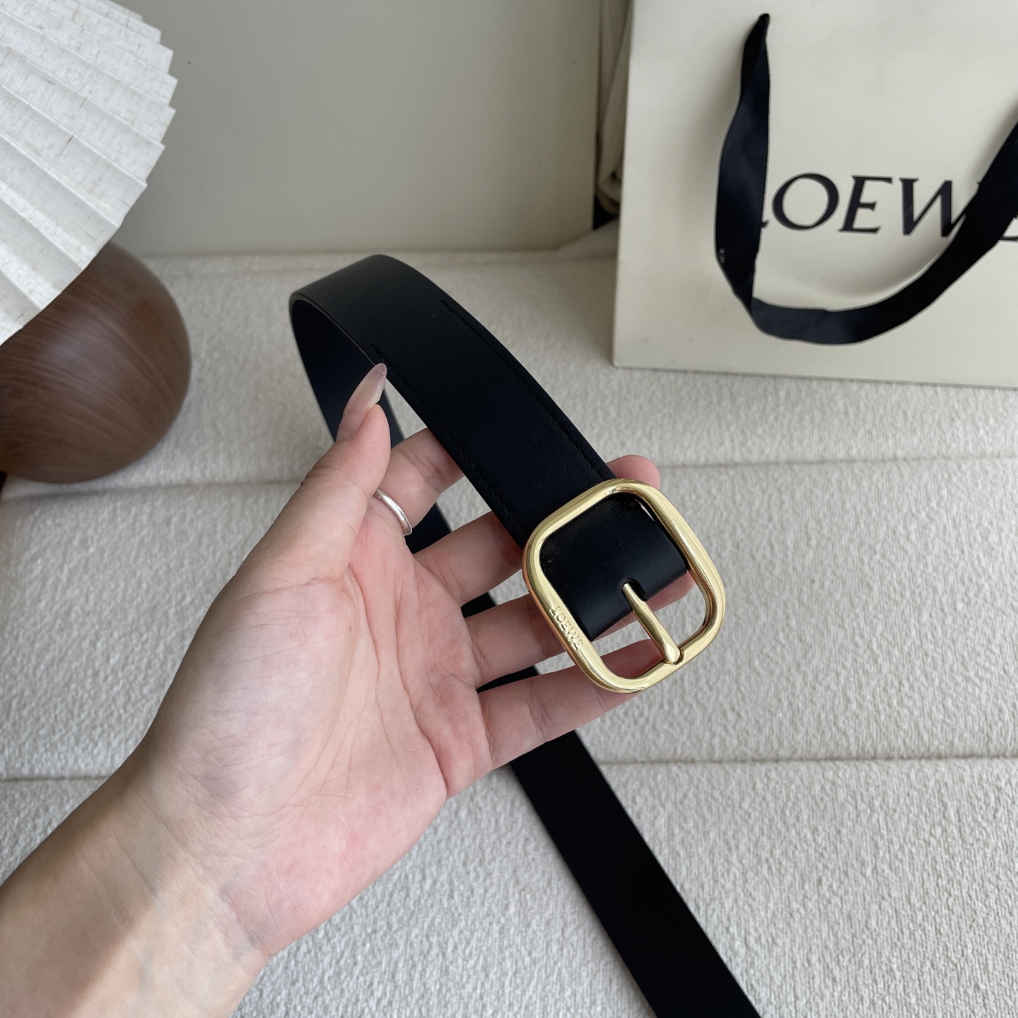   Loewe新款植鞣牛皮革柔软腰带，皮革经过处理，会自然老化并随着时间展现岁月光泽。圆形搭扣，3.2c