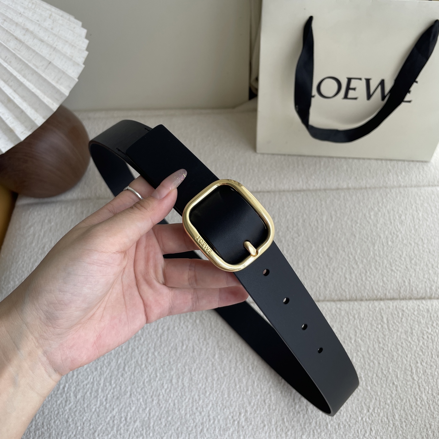  Loewe新款植鞣牛皮革柔软腰带，皮革经过处理，会自然老化并随着时间展现岁月光泽。圆形搭扣，3.2c
