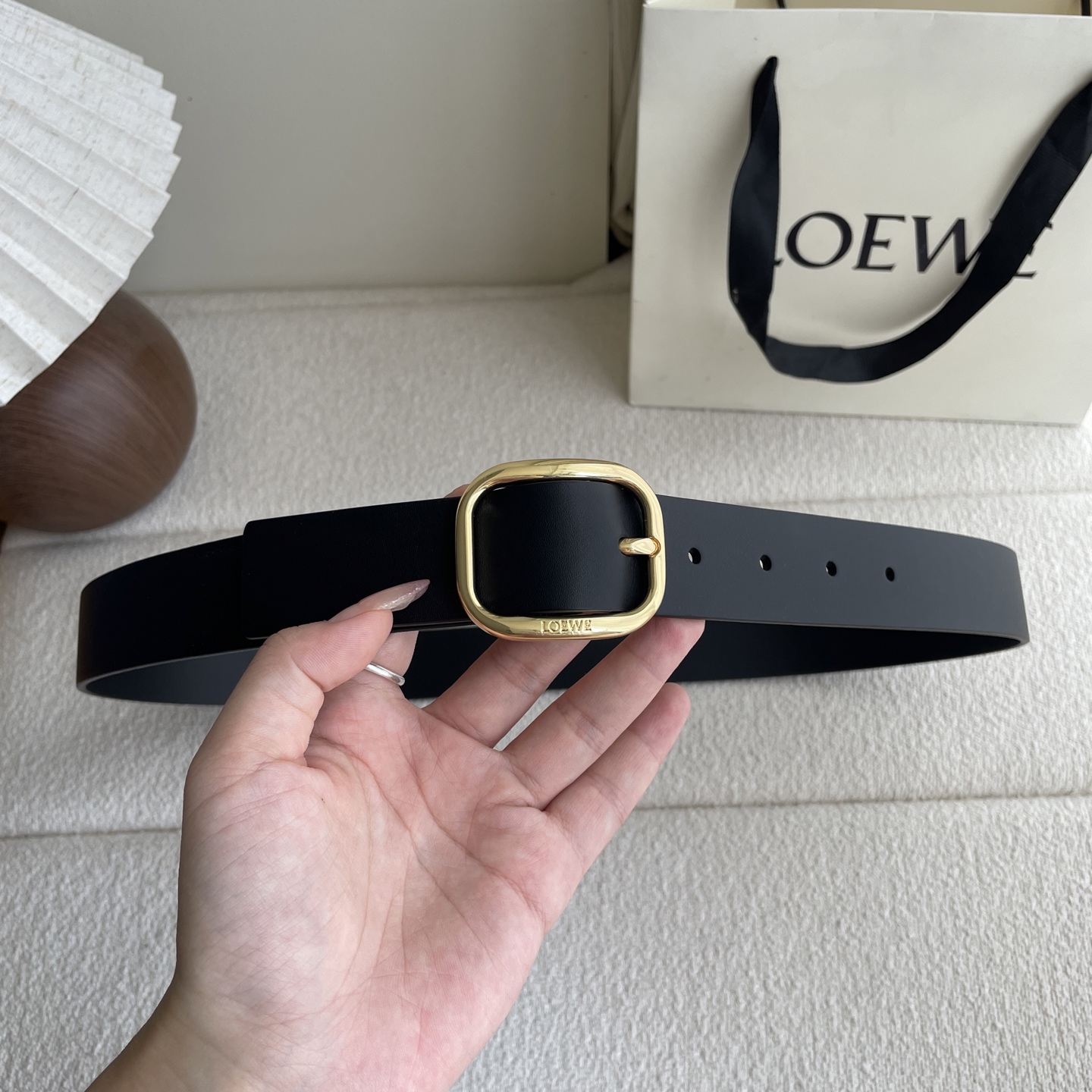   Loewe新款植鞣牛皮革柔软腰带，皮革经过处理，会自然老化并随着时间展现岁月光泽。圆形搭扣，3.2c