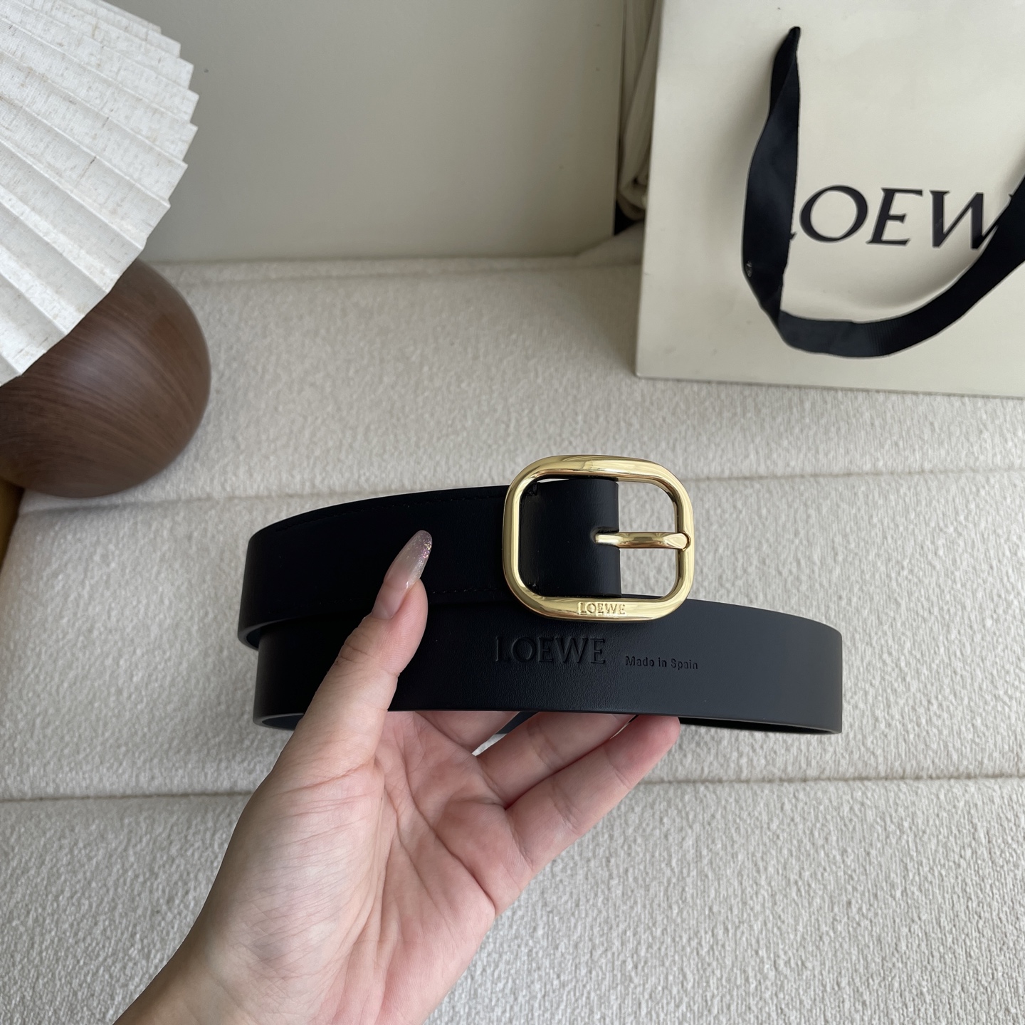  Loewe新款植鞣牛皮革柔软腰带，皮革经过处理，会自然老化并随着时间展现岁月光泽。圆形搭扣，3.2c