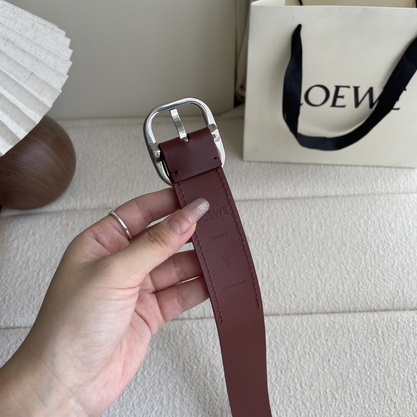   Loewe新款植鞣牛皮革柔软腰带，皮革经过处理，会自然老化并随着时间展现岁月光泽。圆形搭扣，3.2c