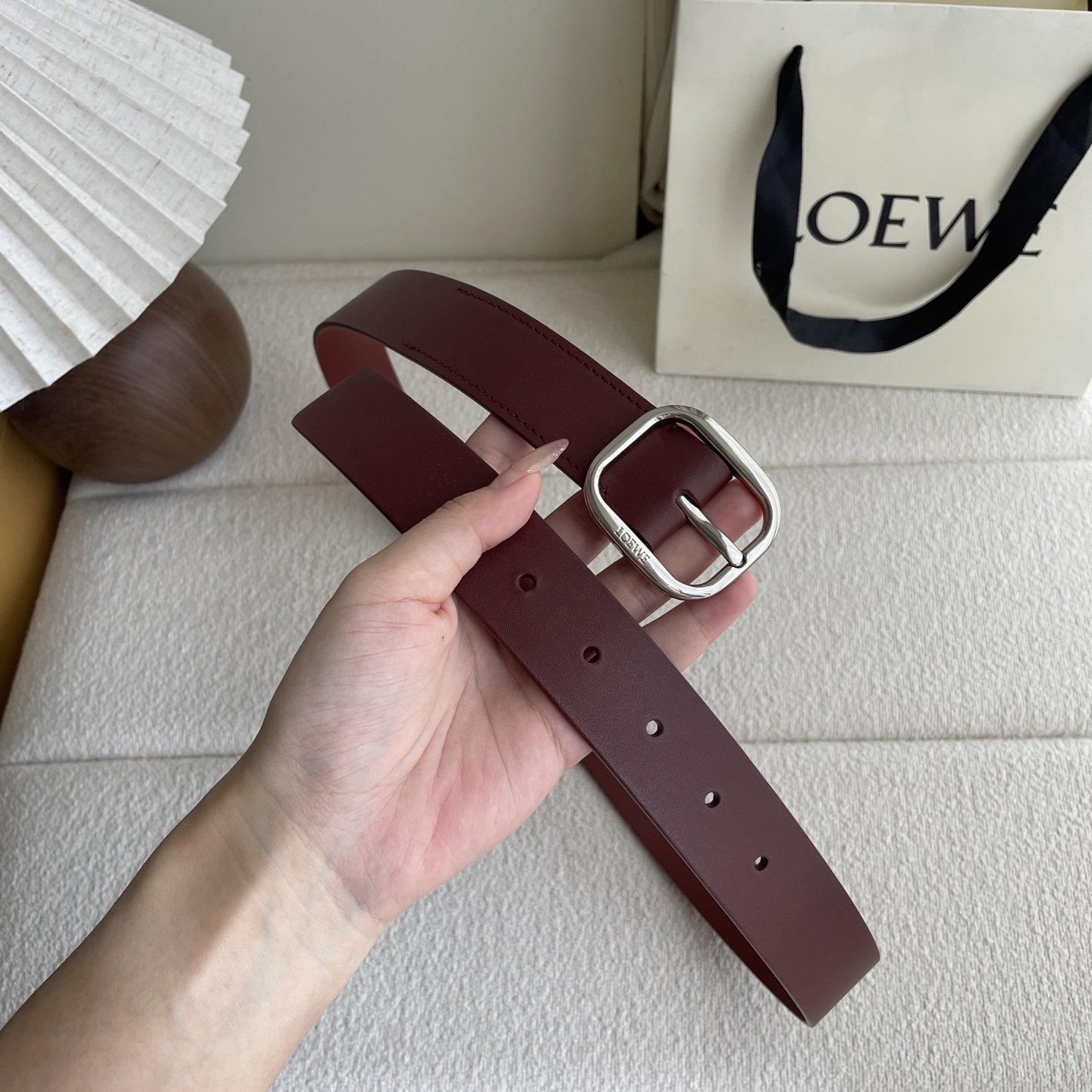   Loewe新款植鞣牛皮革柔软腰带，皮革经过处理，会自然老化并随着时间展现岁月光泽。圆形搭扣，3.2c