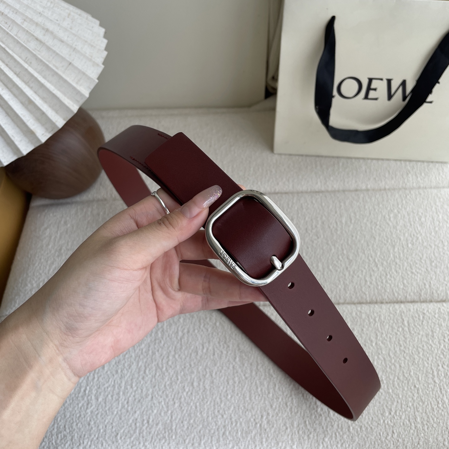   Loewe新款植鞣牛皮革柔软腰带，皮革经过处理，会自然老化并随着时间展现岁月光泽。圆形搭扣，3.2c