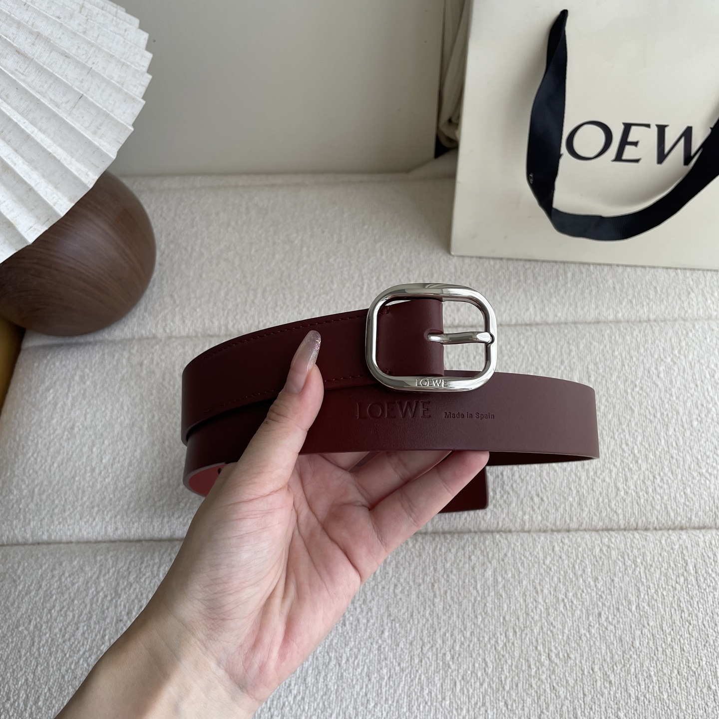   Loewe新款植鞣牛皮革柔软腰带，皮革经过处理，会自然老化并随着时间展现岁月光泽。圆形搭扣，3.2c