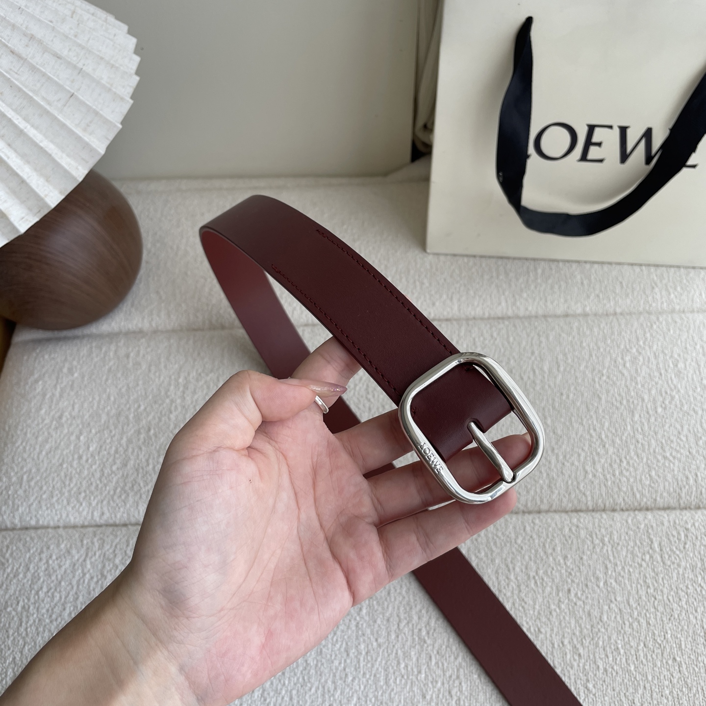   Loewe新款植鞣牛皮革柔软腰带，皮革经过处理，会自然老化并随着时间展现岁月光泽。圆形搭扣，3.2c