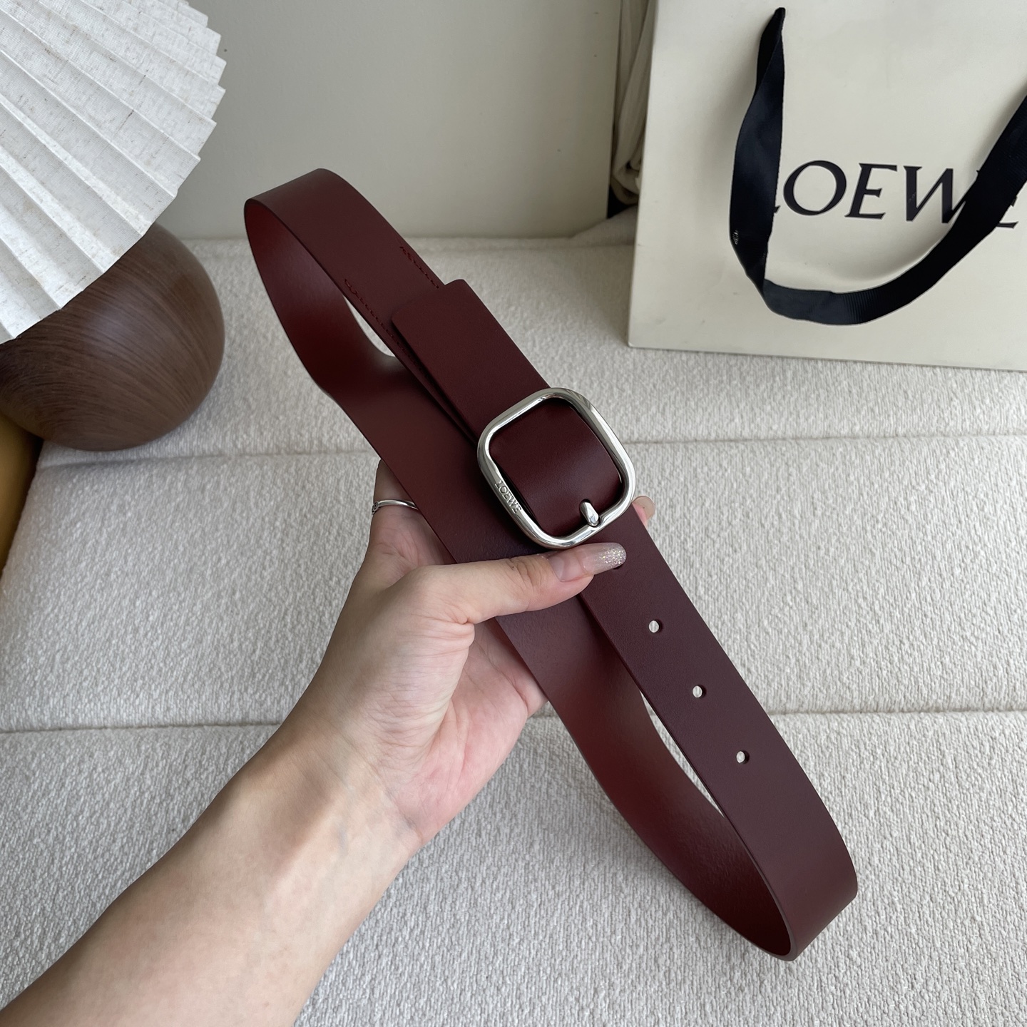   Loewe新款植鞣牛皮革柔软腰带，皮革经过处理，会自然老化并随着时间展现岁月光泽。圆形搭扣，3.2c