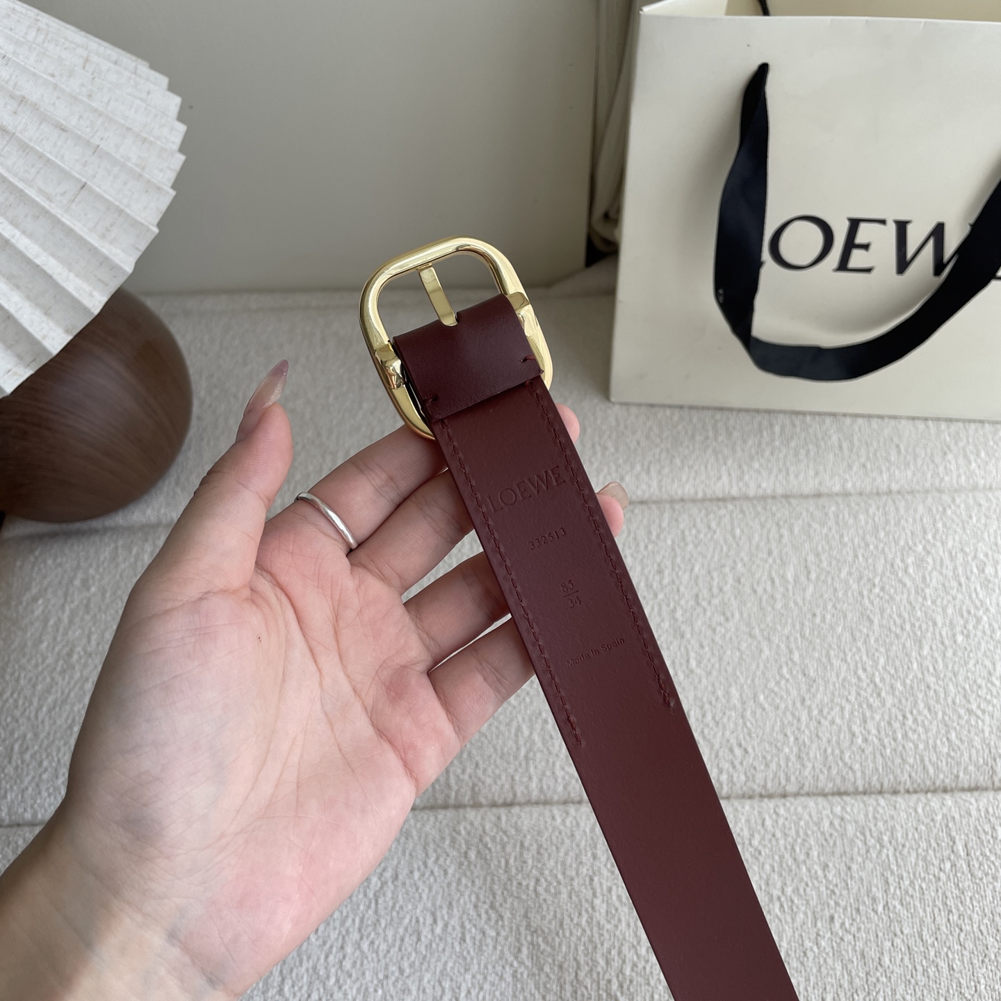   Loewe新款植鞣牛皮革柔软腰带，皮革经过处理，会自然老化并随着时间展现岁月光泽。圆形搭扣，3.2c