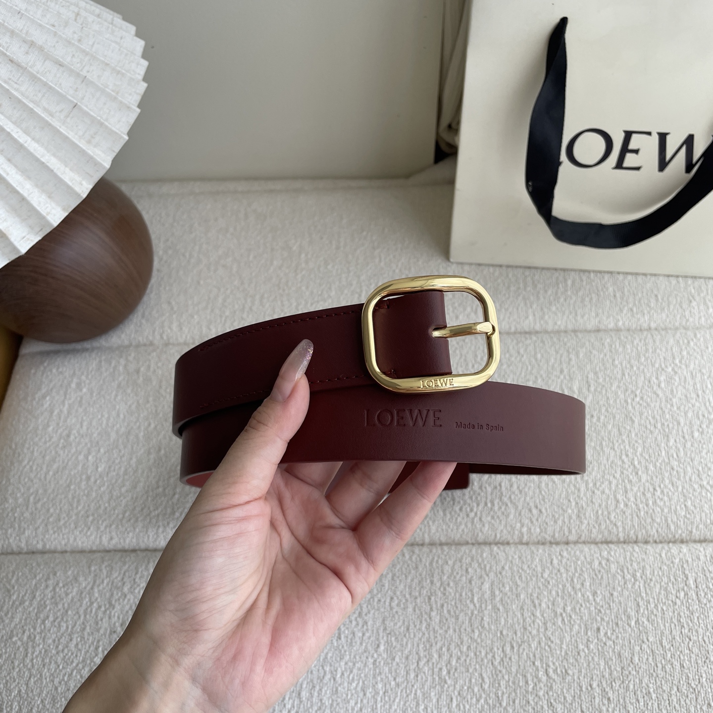   Loewe新款植鞣牛皮革柔软腰带，皮革经过处理，会自然老化并随着时间展现岁月光泽。圆形搭扣，3.2c