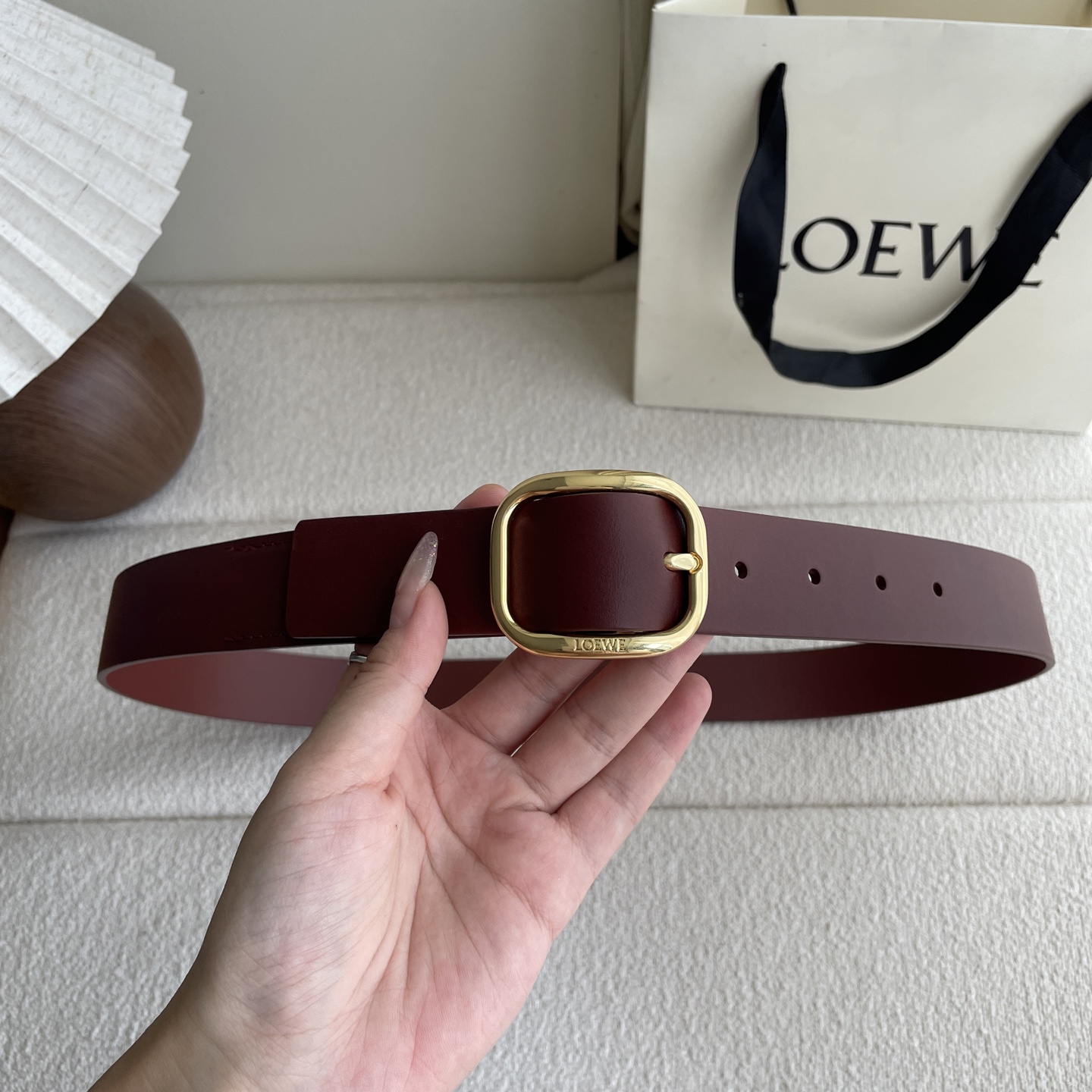   Loewe新款植鞣牛皮革柔软腰带，皮革经过处理，会自然老化并随着时间展现岁月光泽。圆形搭扣，3.2c