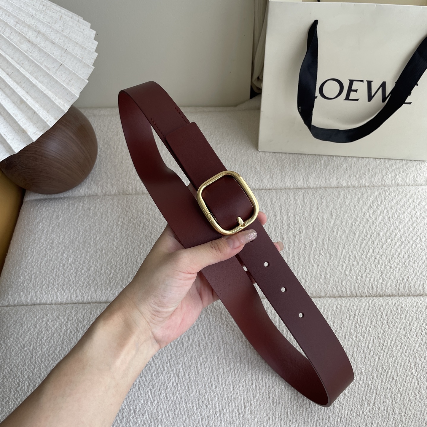   Loewe新款植鞣牛皮革柔软腰带，皮革经过处理，会自然老化并随着时间展现岁月光泽。圆形搭扣，3.2c