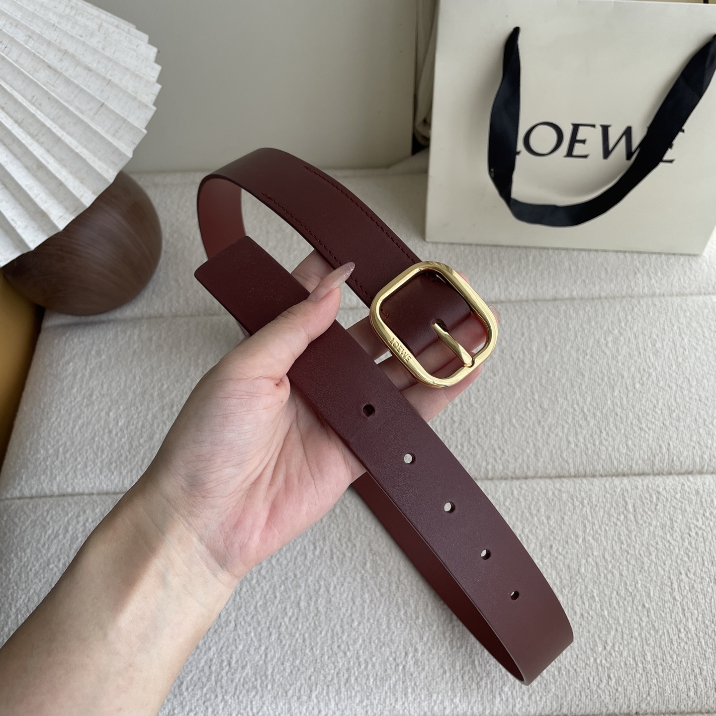   Loewe新款植鞣牛皮革柔软腰带，皮革经过处理，会自然老化并随着时间展现岁月光泽。圆形搭扣，3.2c