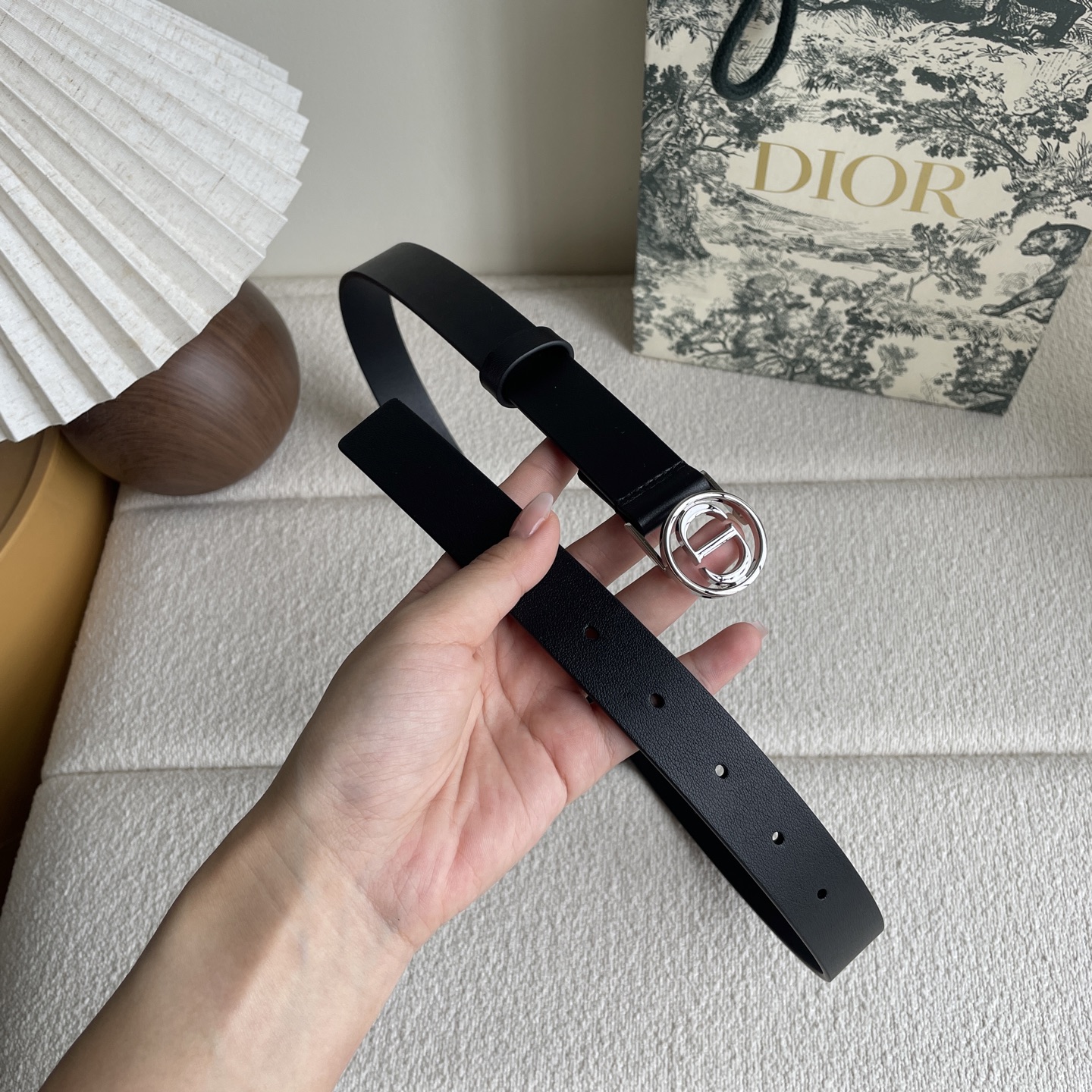  Dior这款腰带采用光滑牛皮革等材质精心制作，搭配富有光泽的金色饰面金属环圈CD腰带扣提升格调。可与经