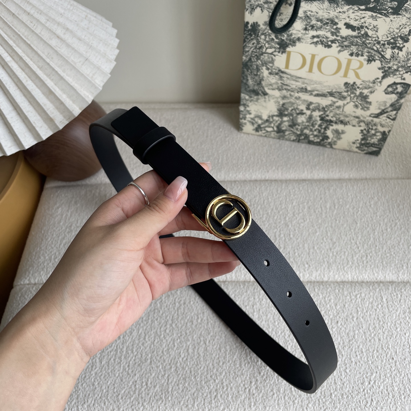  Dior这款腰带采用光滑牛皮革等材质精心制作，搭配富有光泽的金色饰面金属环圈CD腰带扣提升格调。可与经