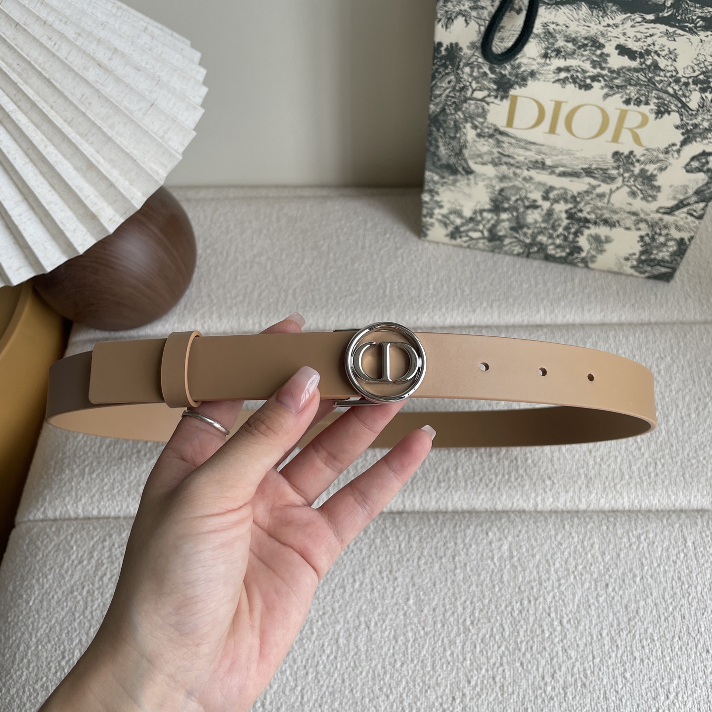 Dior这款腰带采用光滑牛皮革等材质精心制作，搭配富有光泽的金色饰面金属环圈CD腰带扣提升格调。可与经