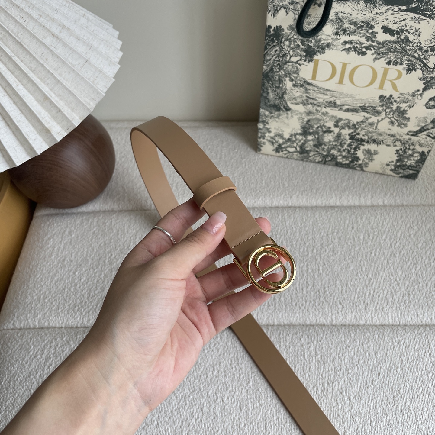 Dior这款腰带采用光滑牛皮革等材质精心制作，搭配富有光泽的金色饰面金属环圈CD腰带扣提升格调。可与经