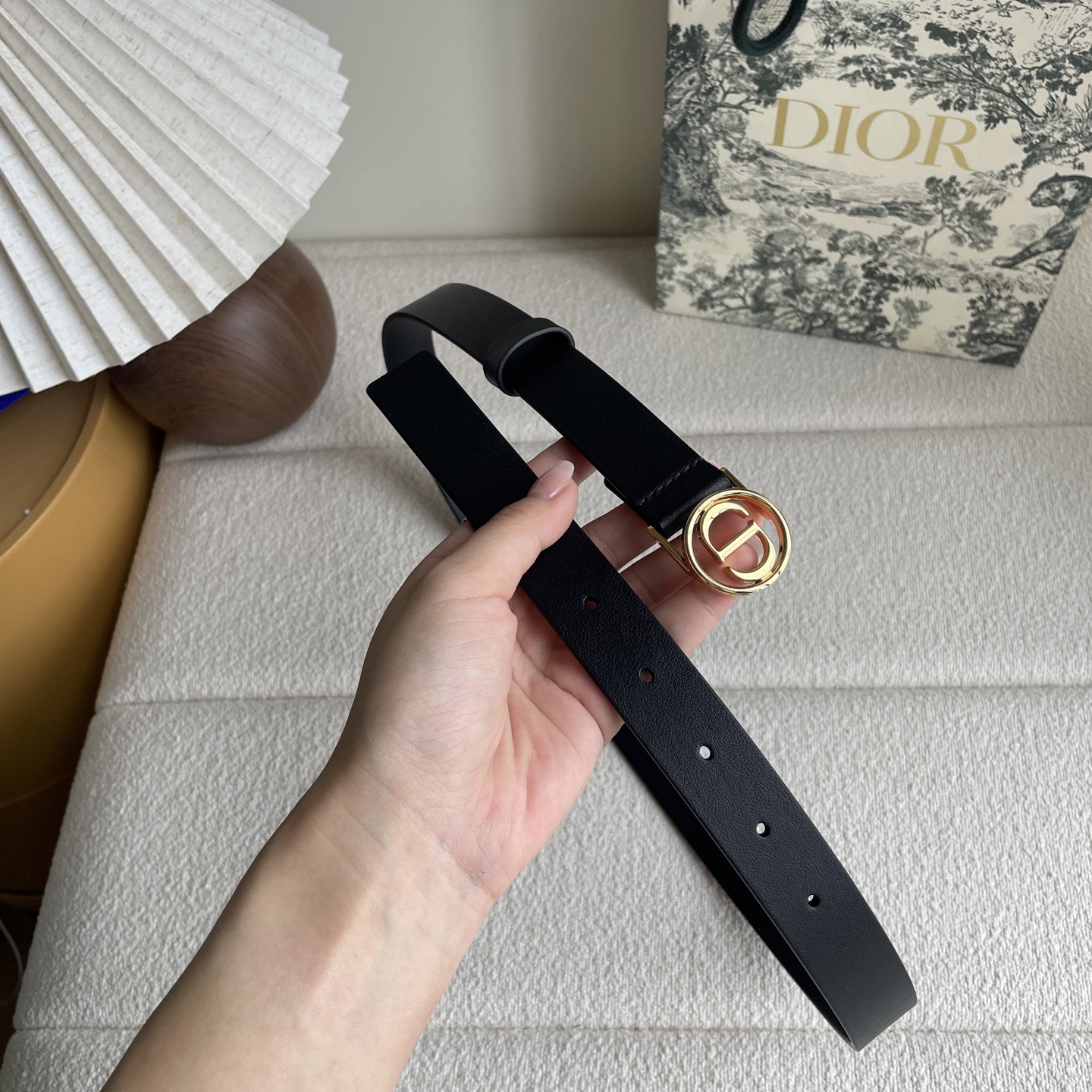  Dior这款腰带采用光滑牛皮革等材质精心制作，搭配富有光泽的金色饰面金属环圈CD腰带扣提升格调。可与经